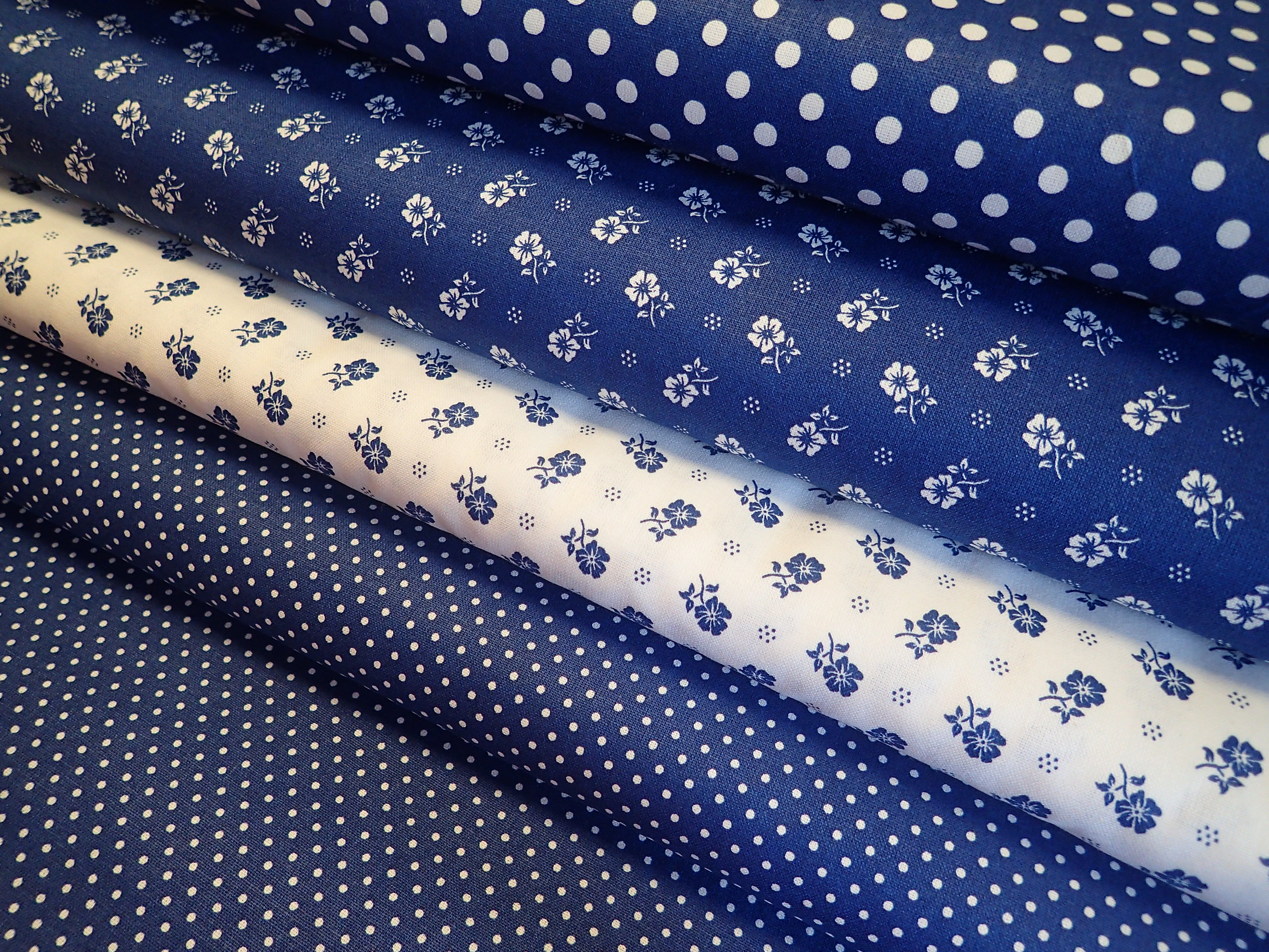 LÁTKA - TMAVĚ MODRÁ + BÍLÉ KYTIČKY