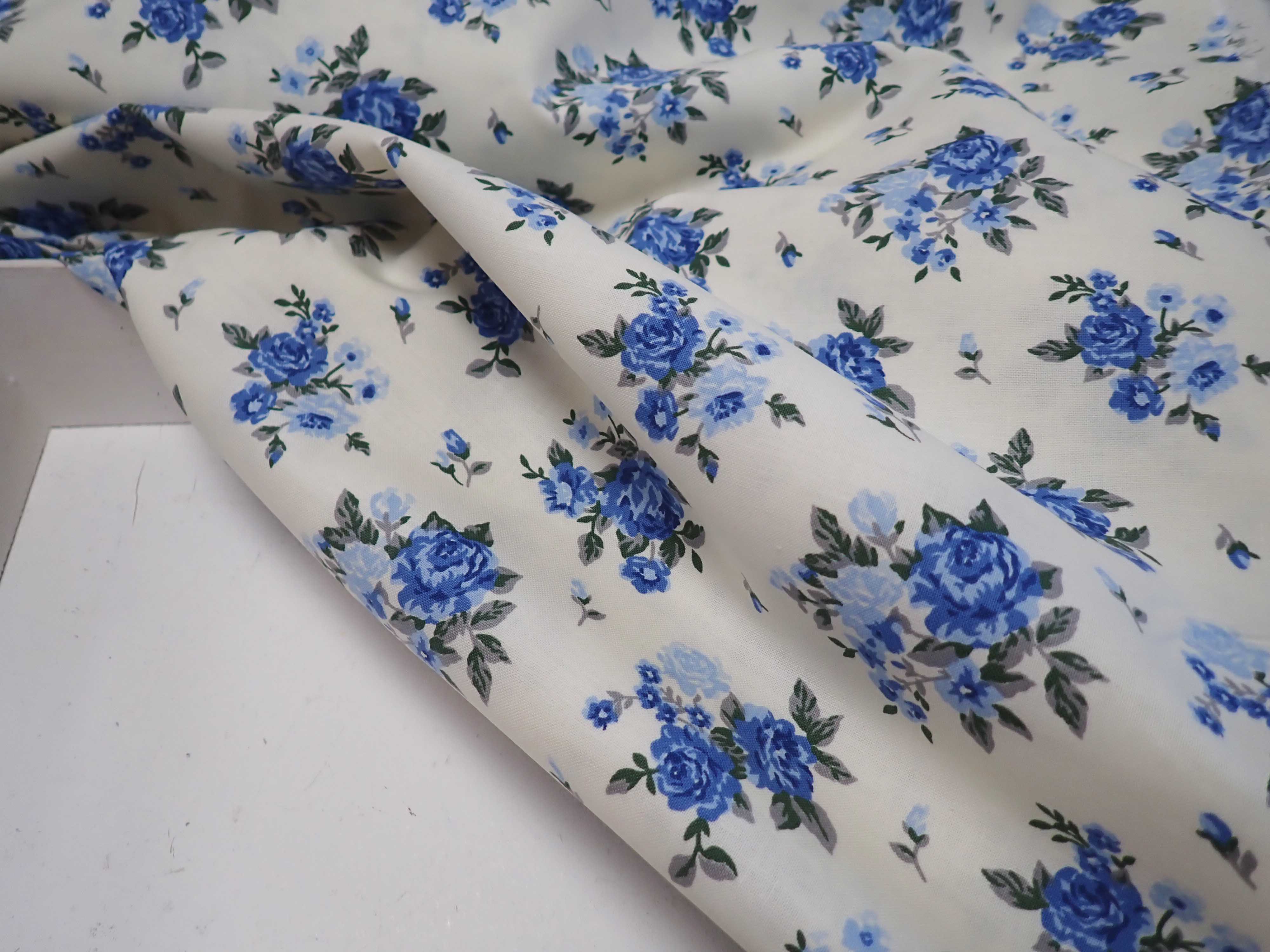 LÁTKA - MODRÉ RŮŽIČKY