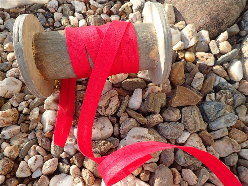 šikmý bavlněný proužek - šíře 14 mm - zažehlený - ČERVENÝ