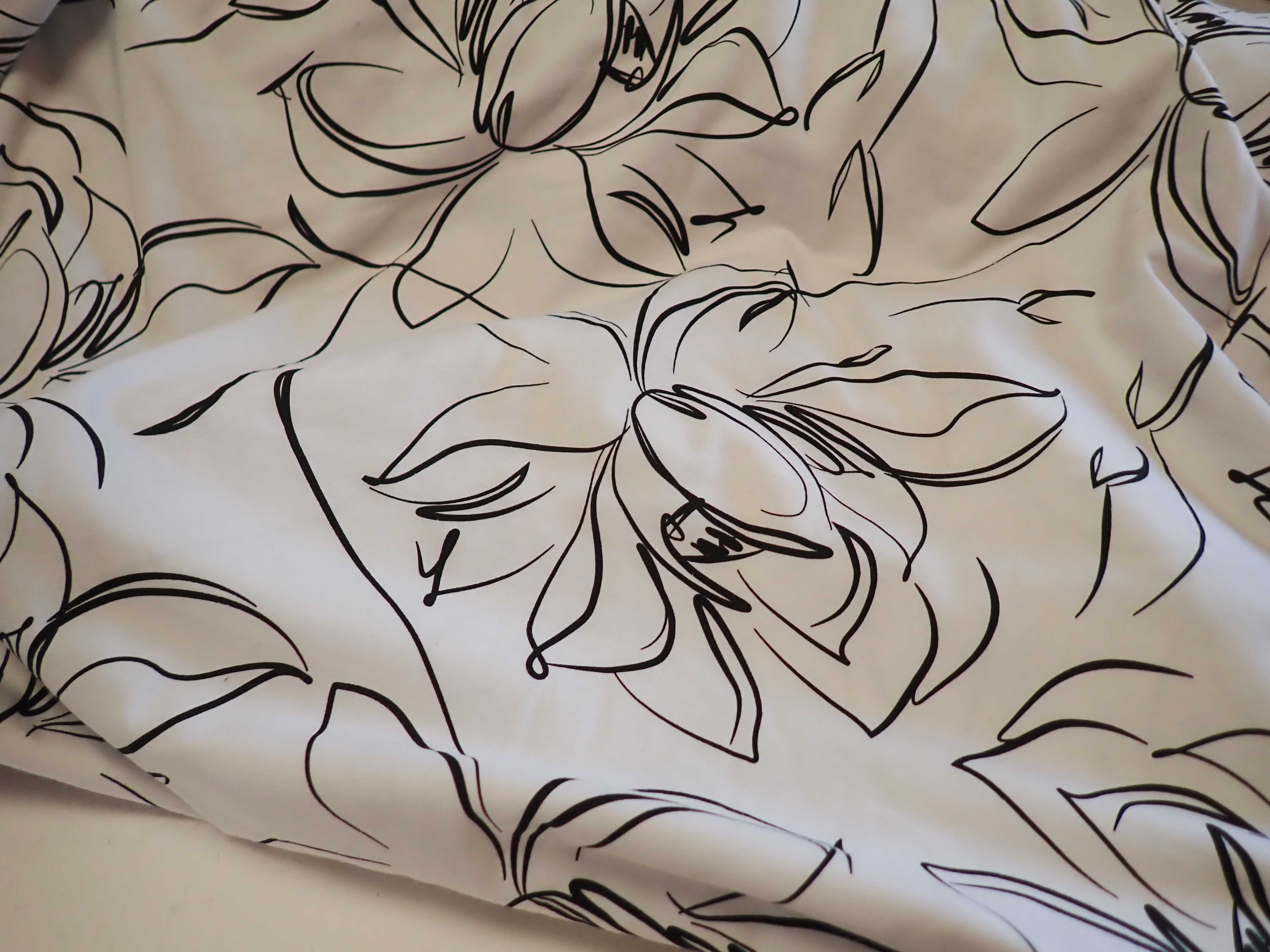 PLETENINA - JERSEY - BÍLÁ + ČERNÉ OBRYSY KVĚTŮ