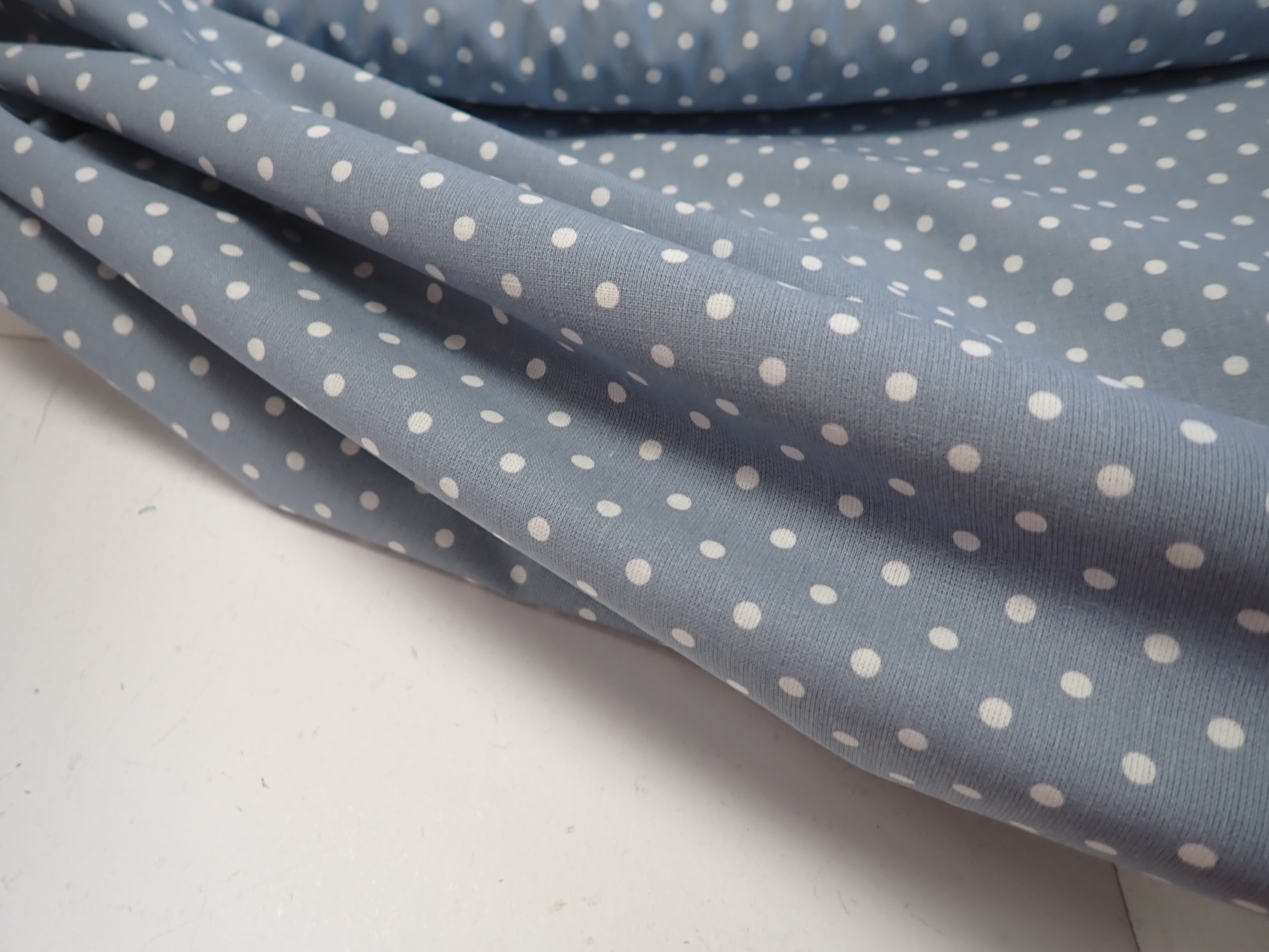 LÁTKA - ŠEDOMODRÉ PUNTÍKY