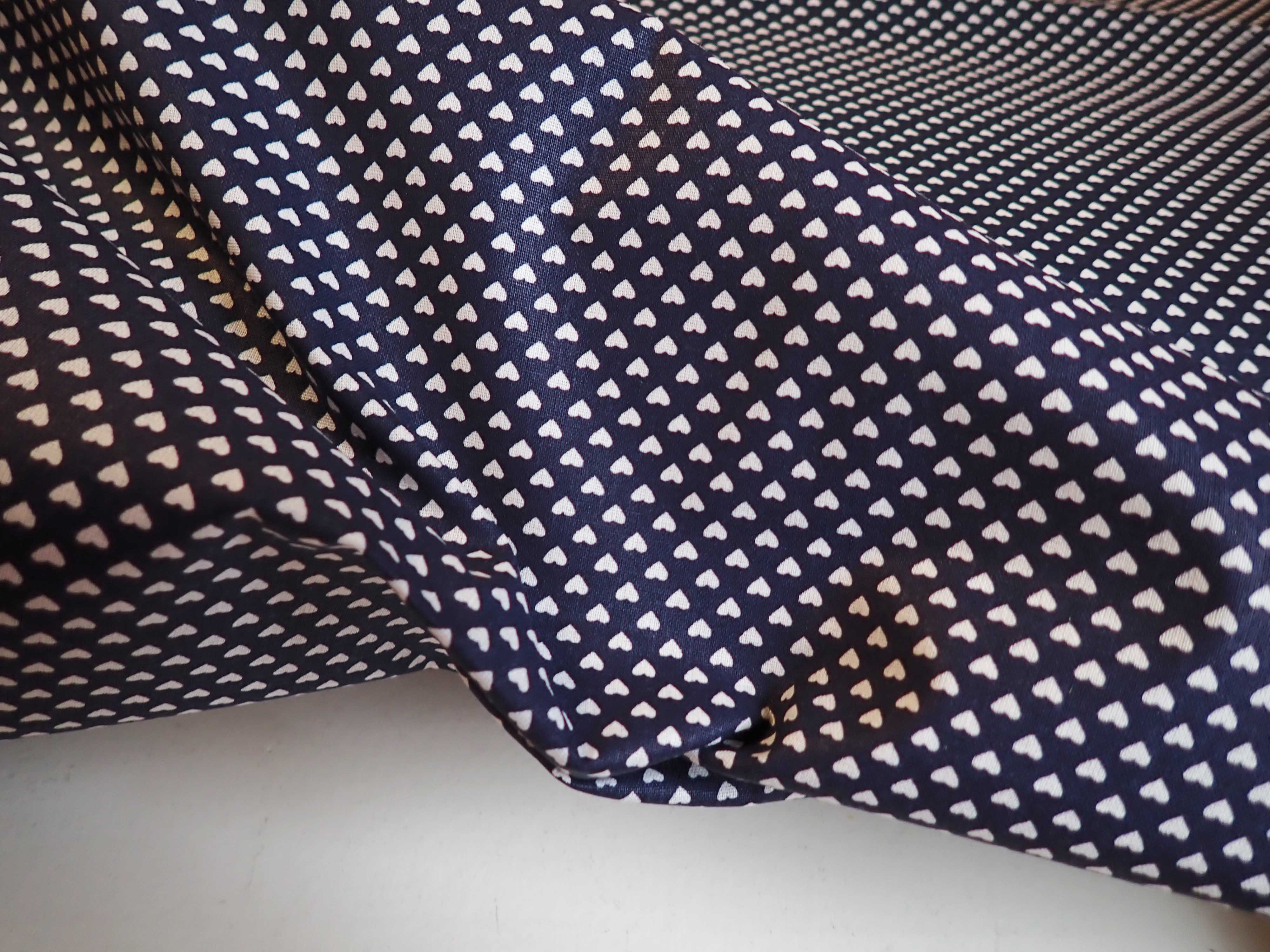 LÁTKA - TMAVĚ MODRÁ SRDÍČKA