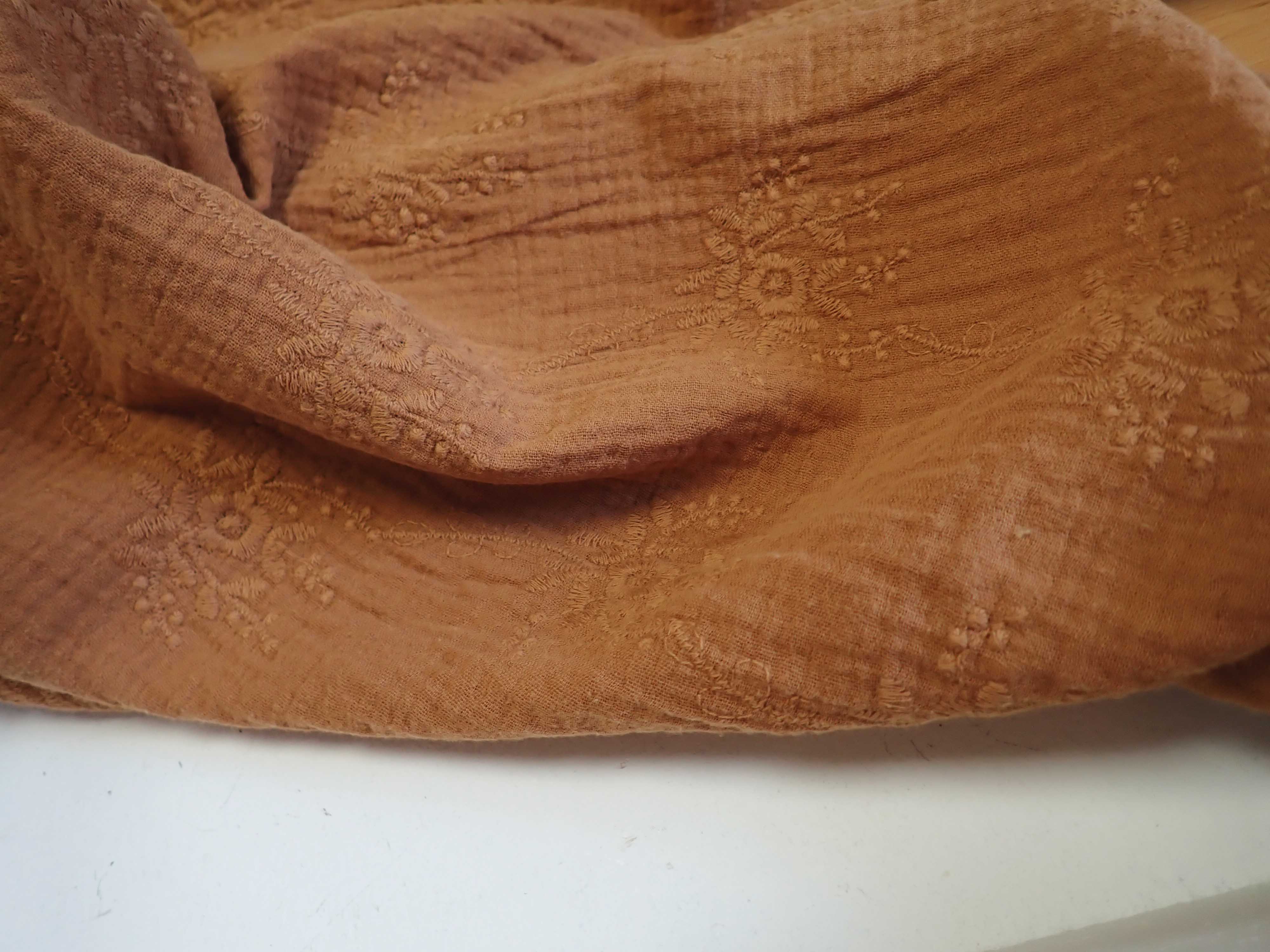 DVOJITÁ GÁZOVINA - MUŠELÍN - VYŠÍVANÁ - SKOŘICOVÁ