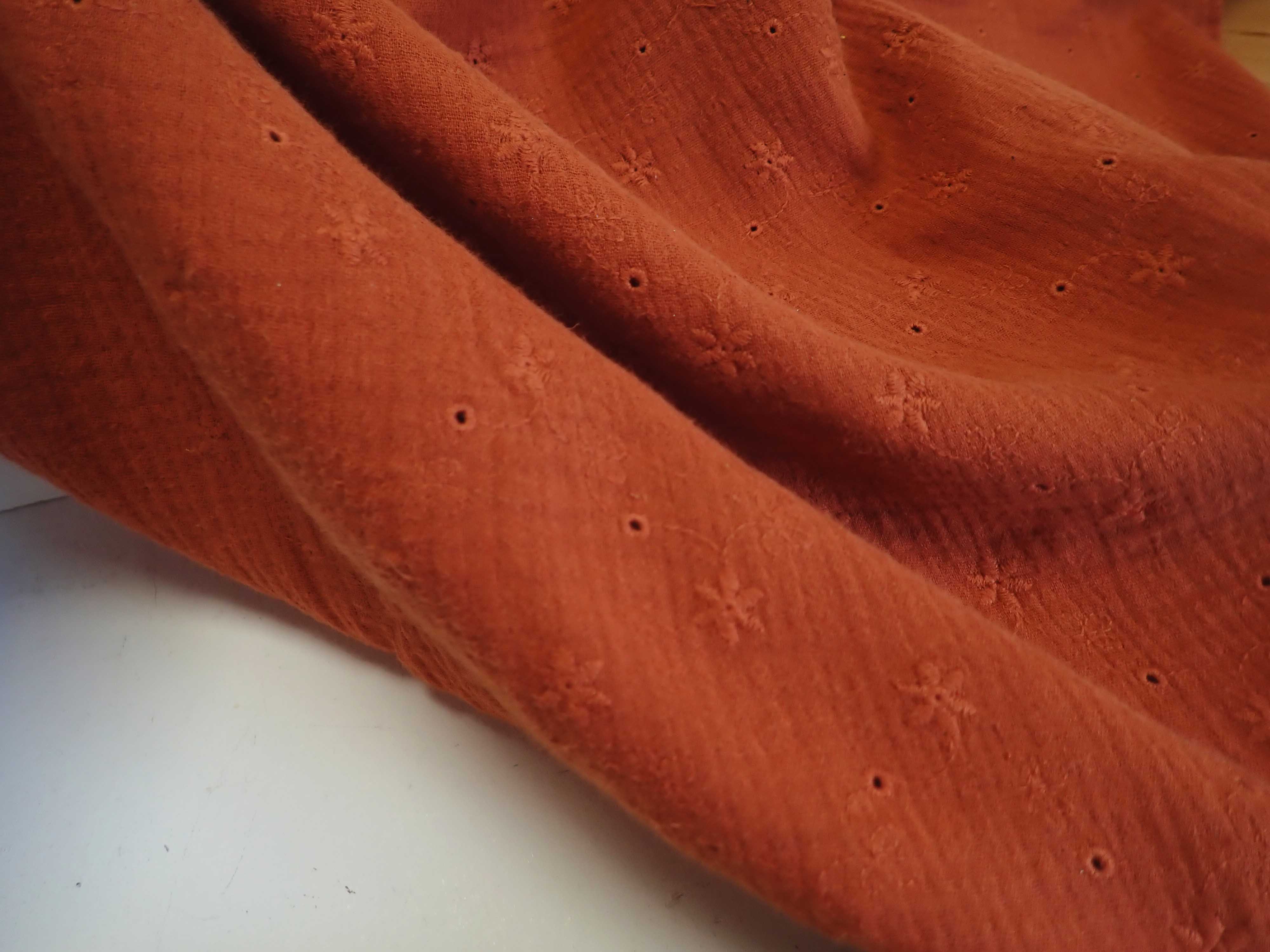 DVOJITÁ GÁZOVINA - MUŠELÍN - VYŠÍVANÁ - CIHLOVÁ