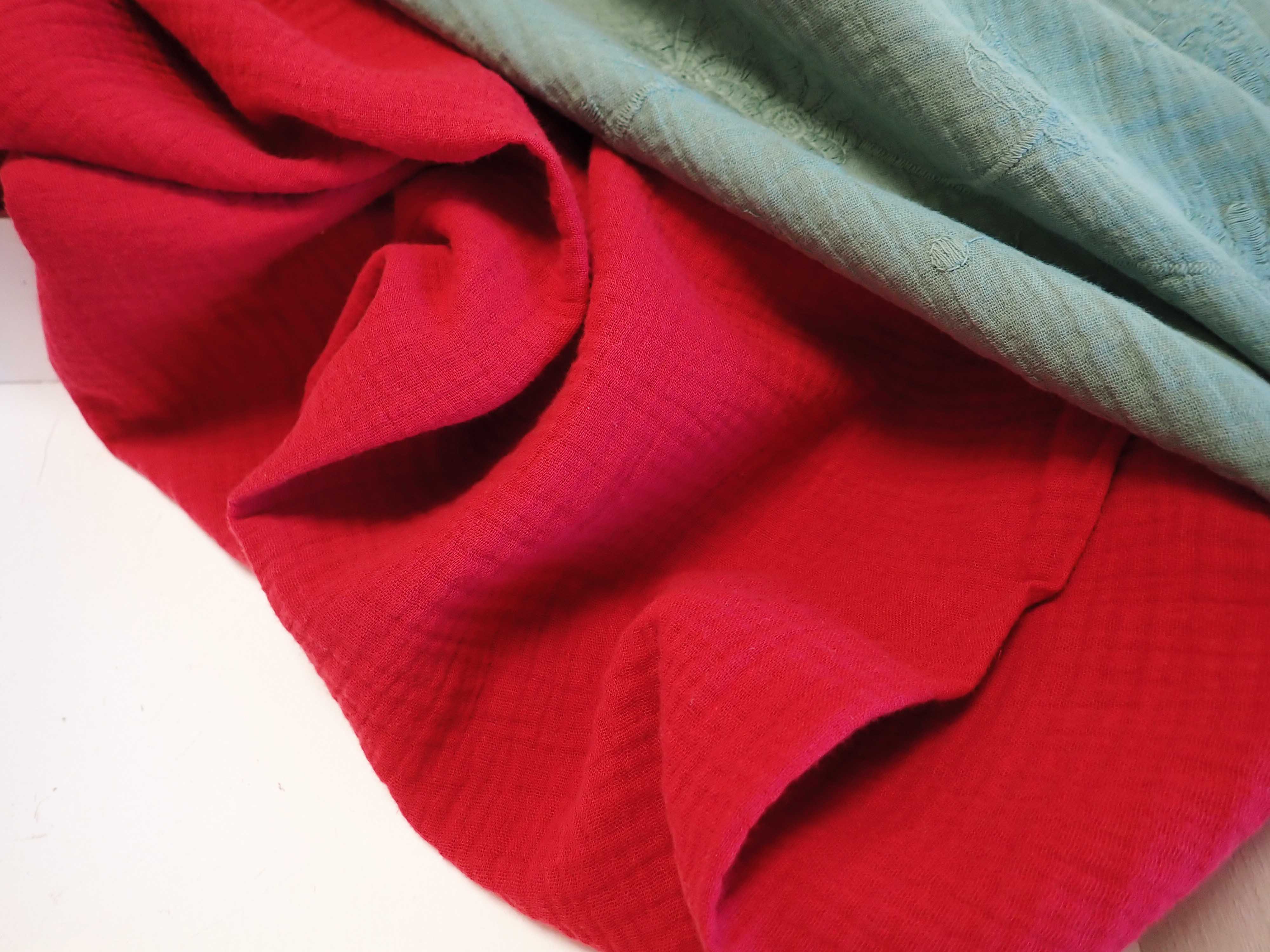 DVOJITÁ GÁZOVINA - MUŠELÍN - TEMNĚ ČERVENÁ