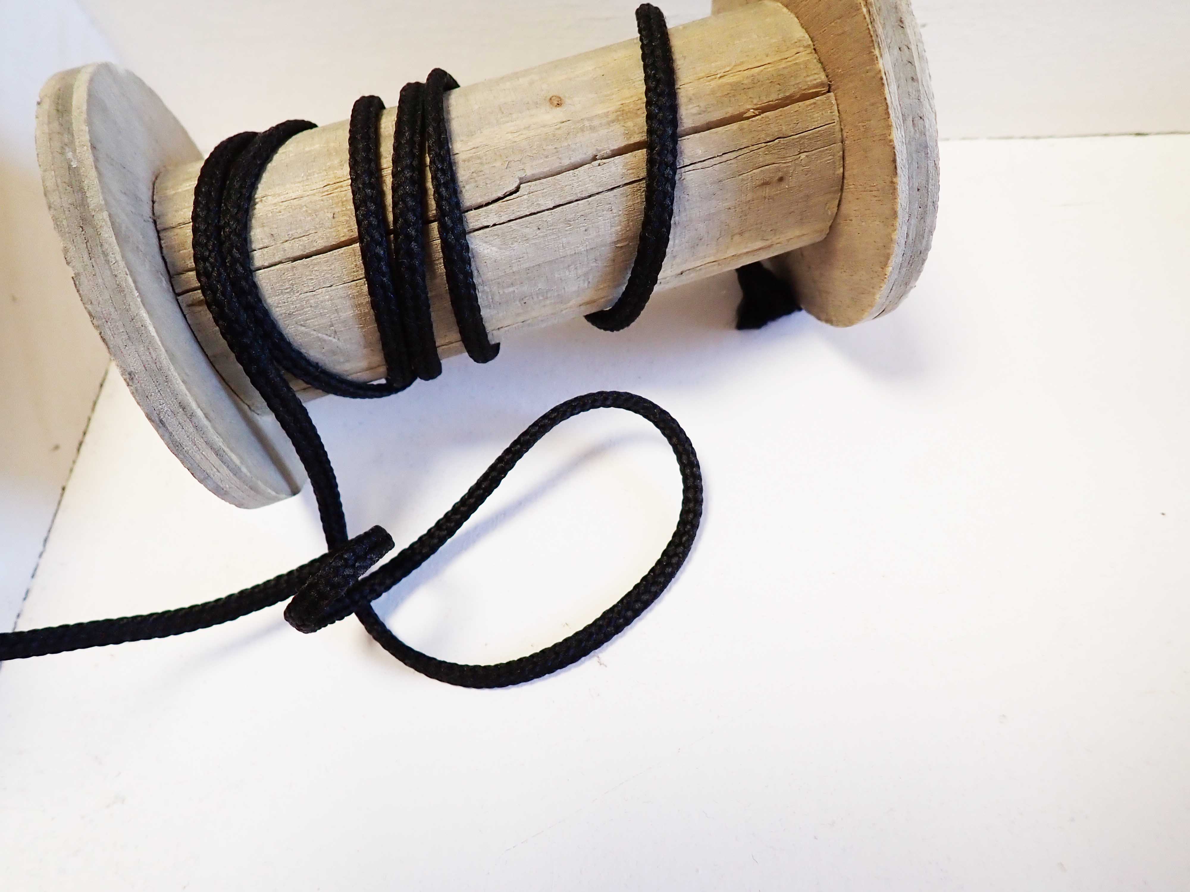 oděvní šňůra - ČERNÁ