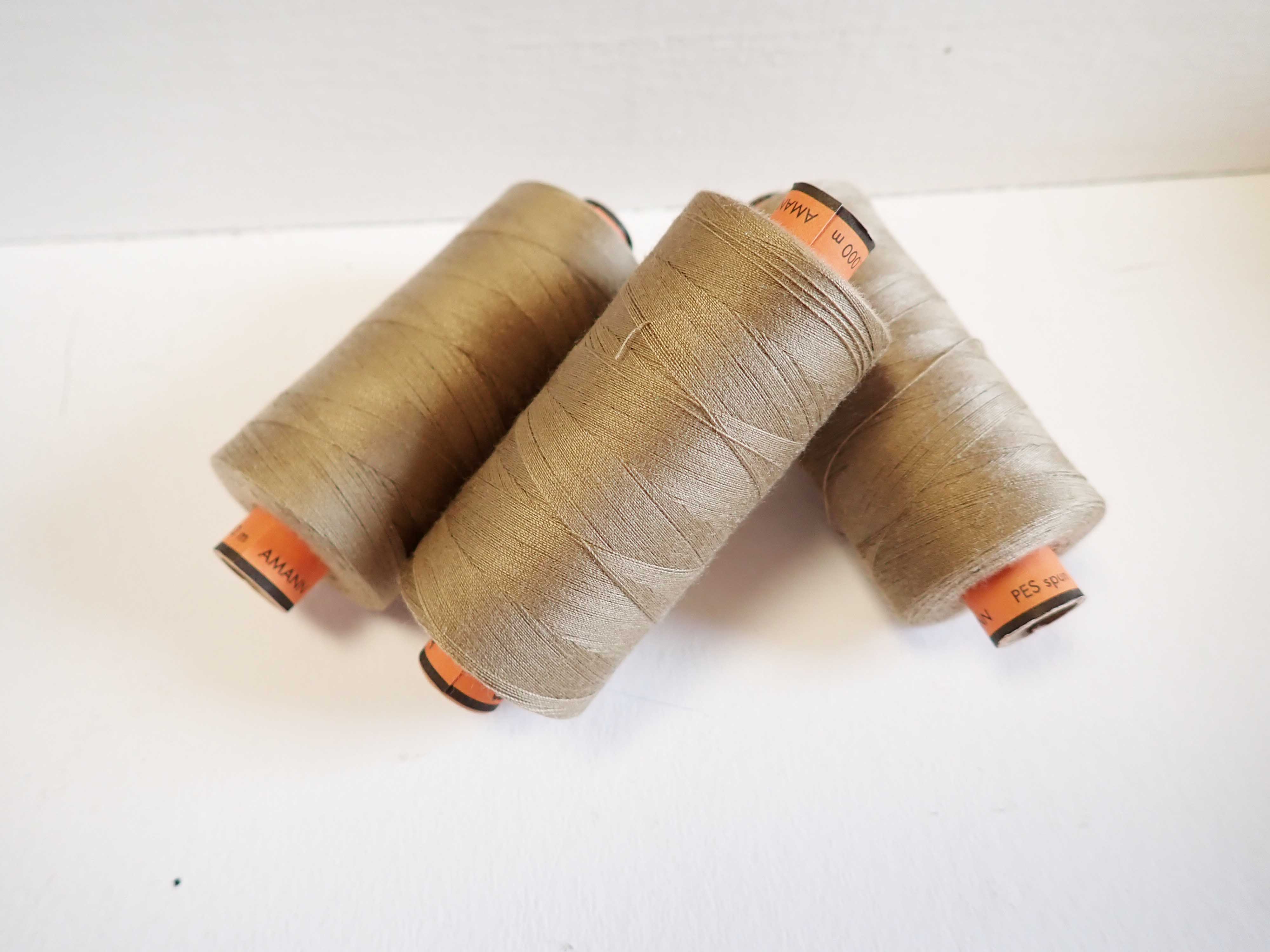 nit - BÉŽOVÁ TMAVÁ - AMANN - BELFIL S - 100% polyesterová - VYSOCEPEVNOSTNÍ - 1000 m