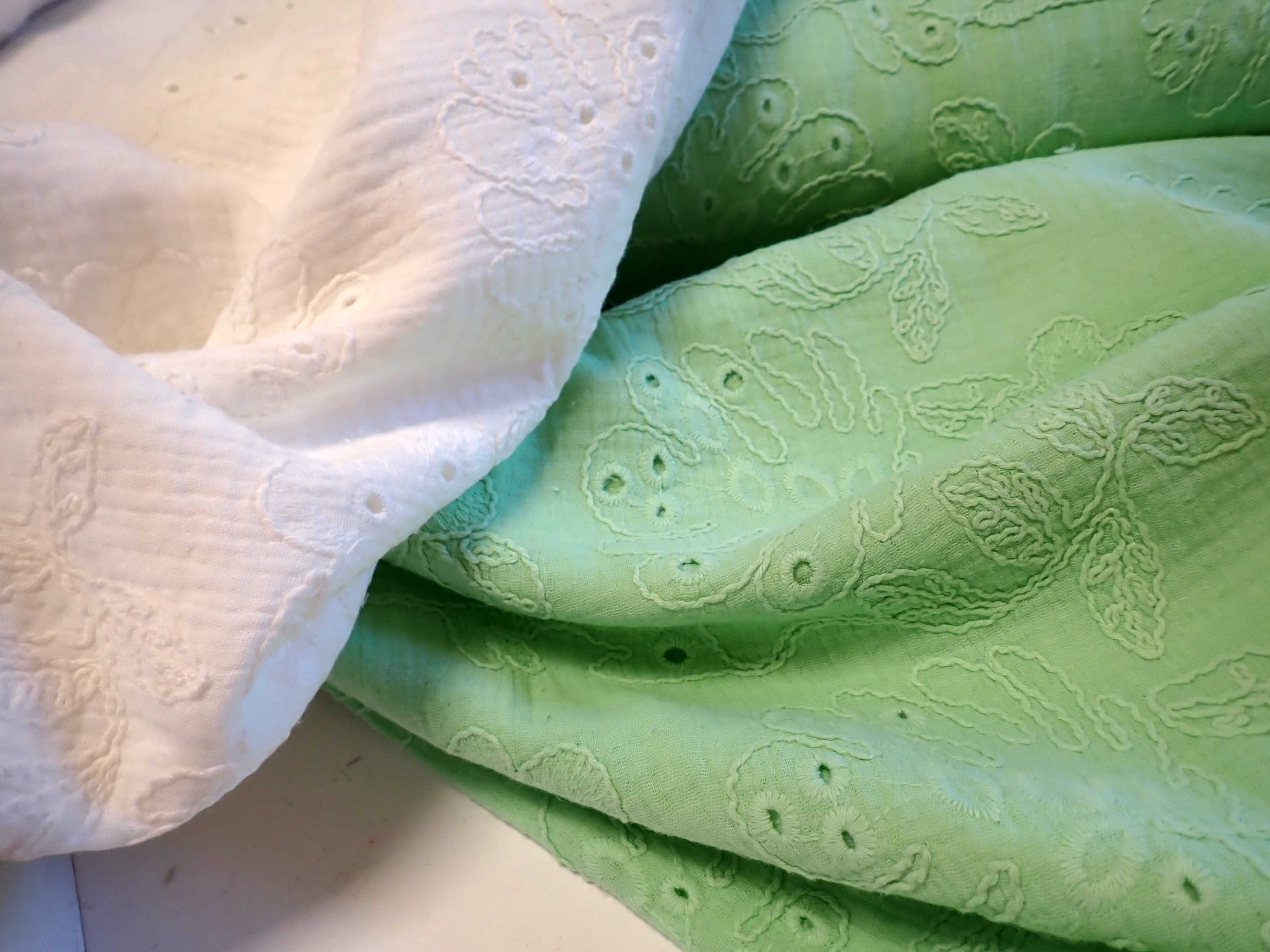 DVOJITÁ GÁZOVINA - MUŠELÍN - VYŠÍVANÁ - ZELENÁ