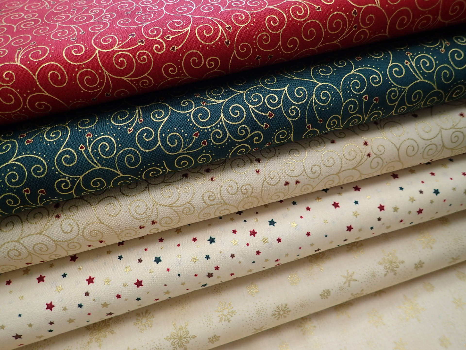 LÁTKA - VÁNOČNÍ - ČERVENÁ + ZLATÉ ORNAMENTY