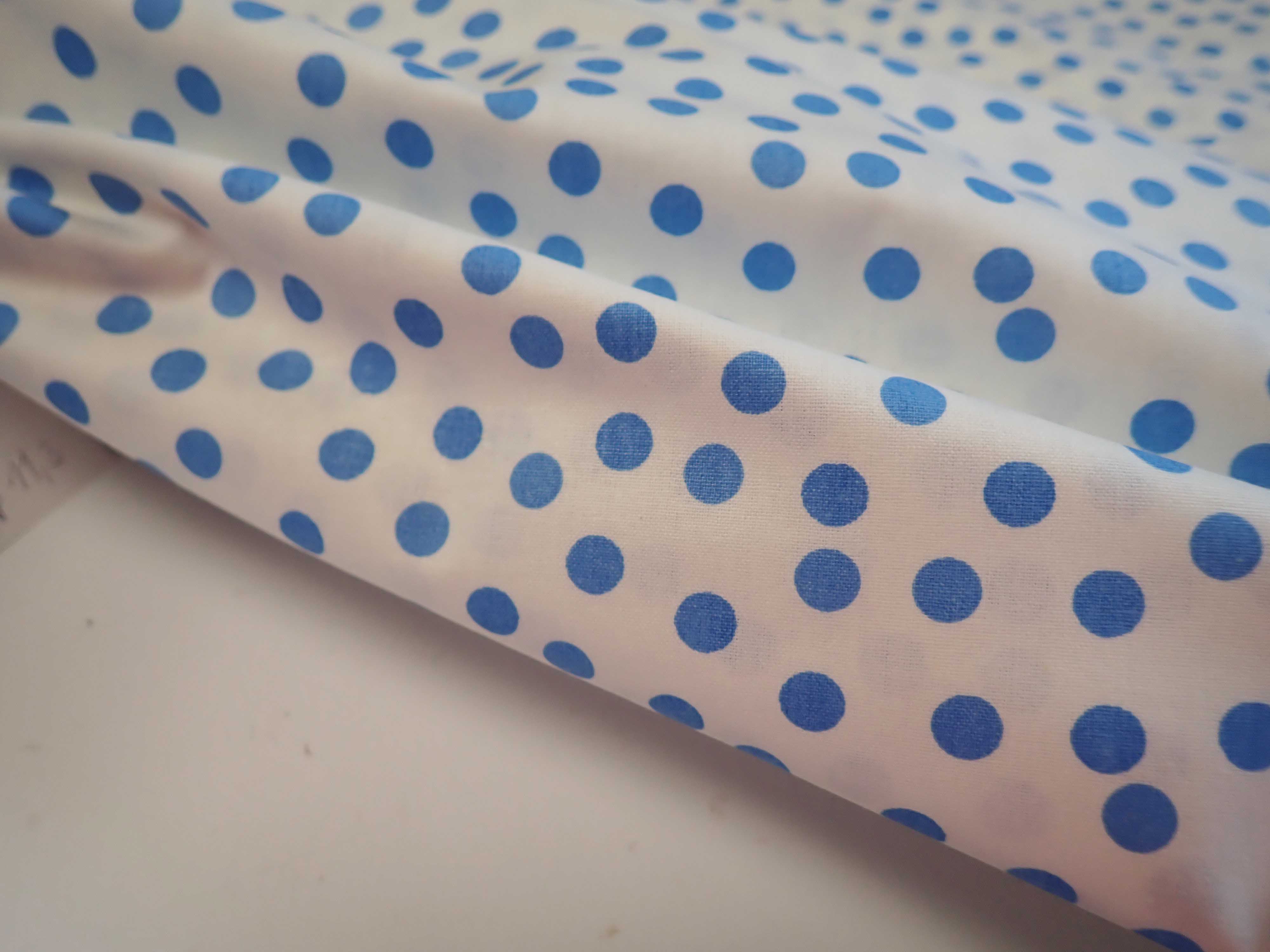 LÁTKA - SVĚTLE MODRÝ NEPRAVIDELNÝ PUNTÍK