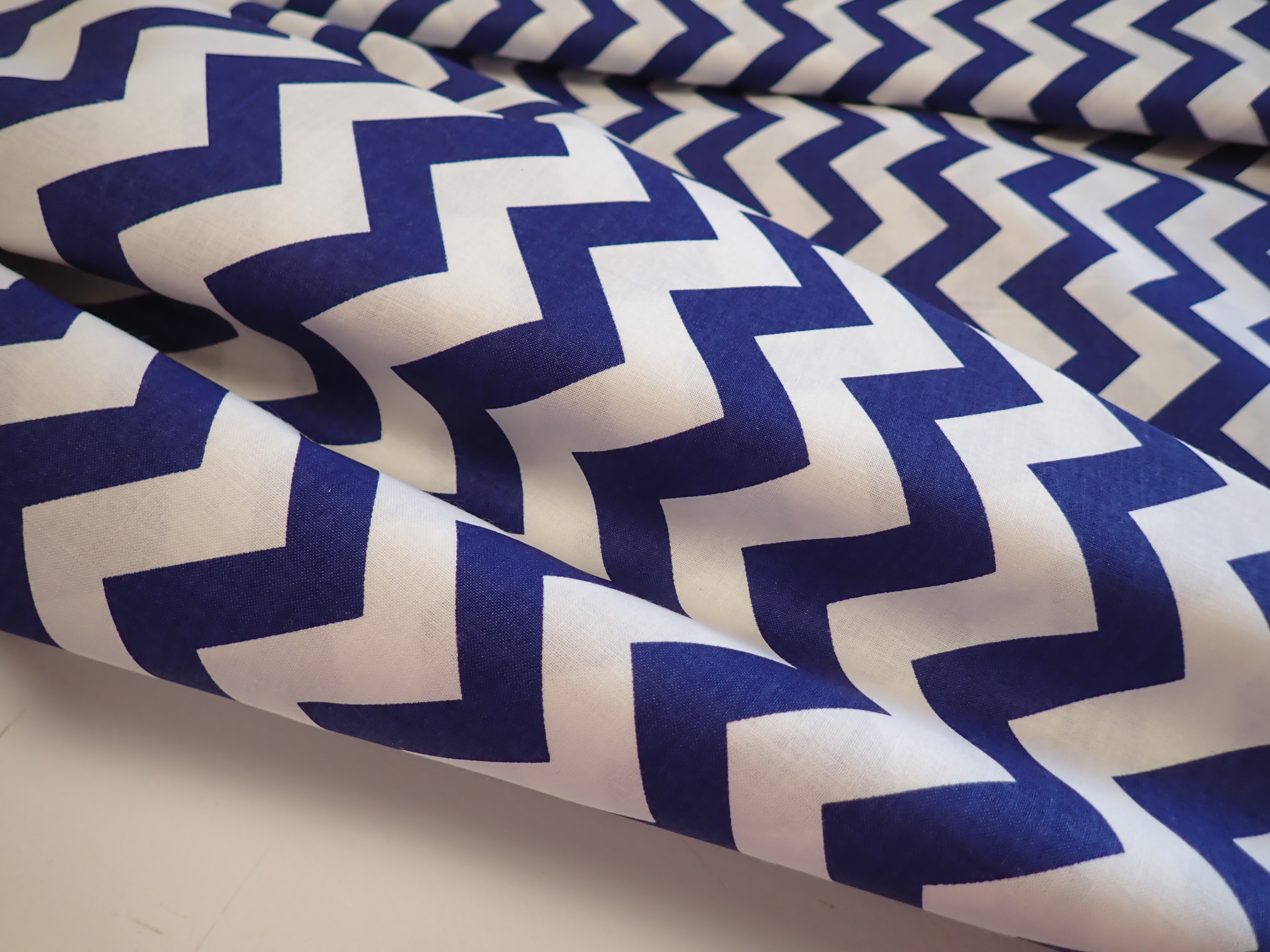 LÁTKA - TMAVĚ MODRÝ CHEVRON