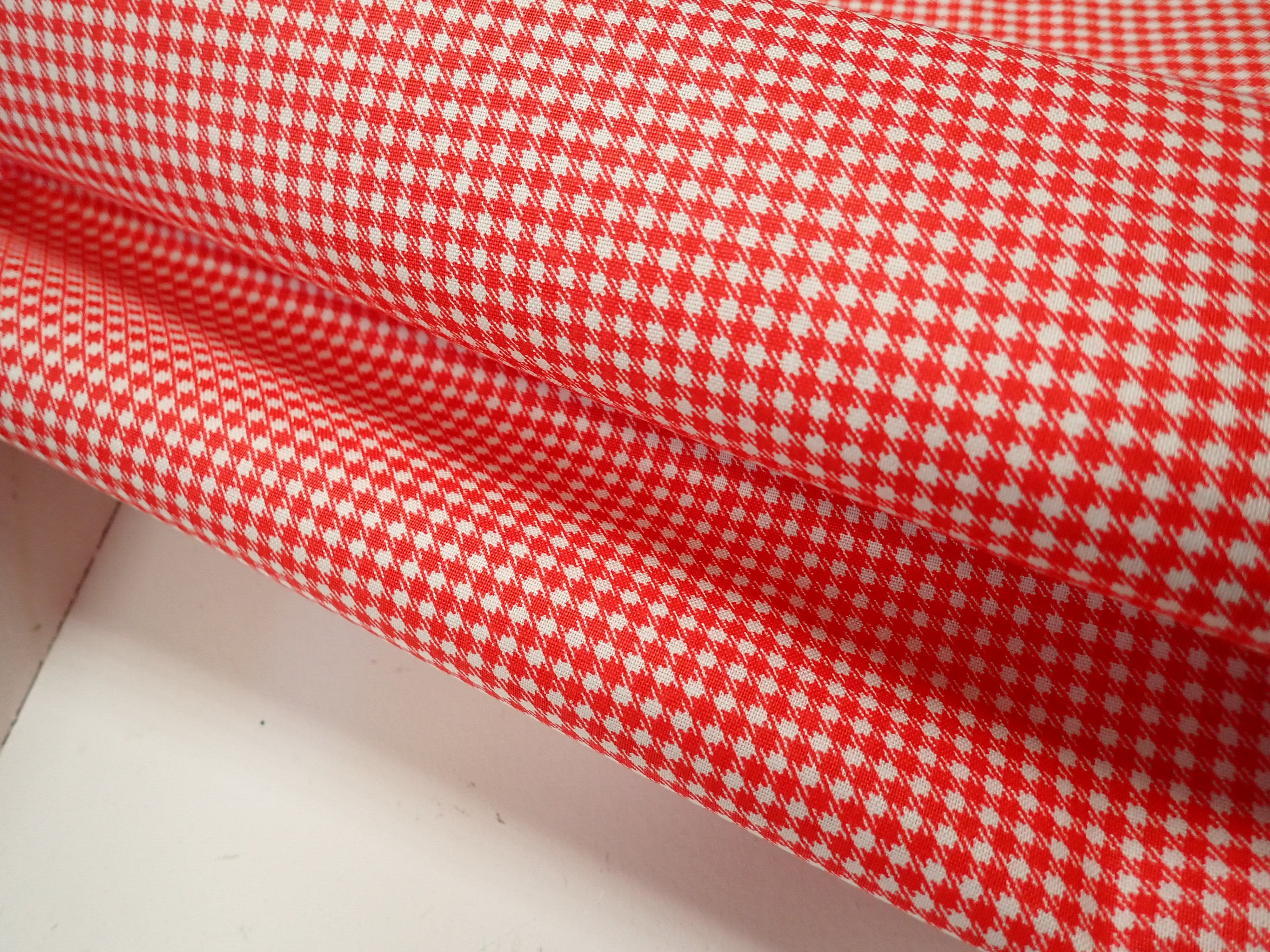 LÁTKA - ČERVENÁ KOSTIČKA