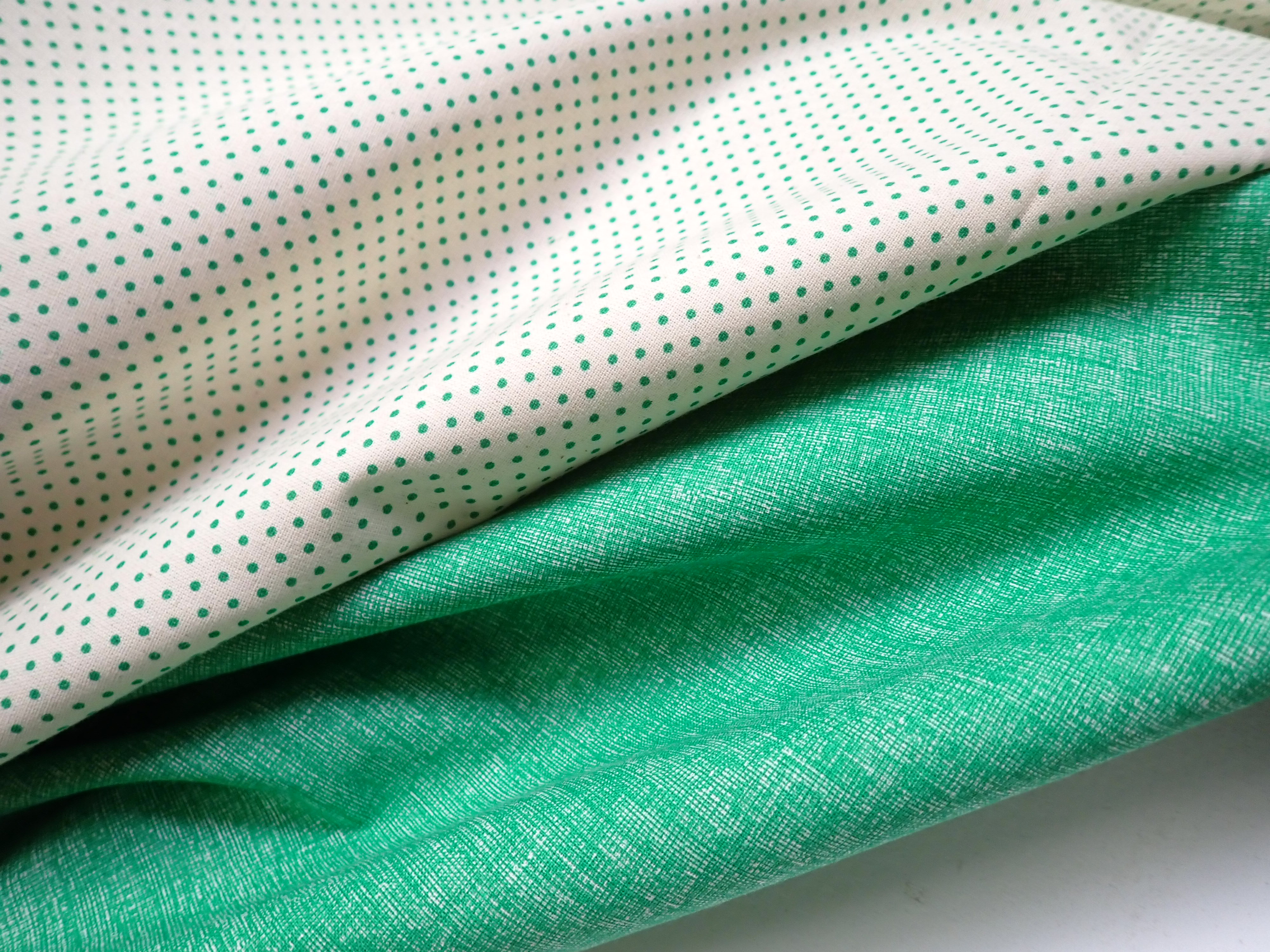 LÁTKA - SVĚTLÁ + ZELENÝ PUNTÍK