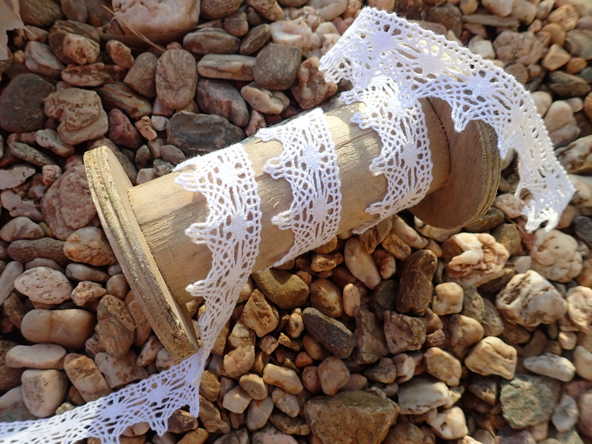 PALIČKOVANÁ BAVLNĚNÁ KRAJKA - BÍLÁ