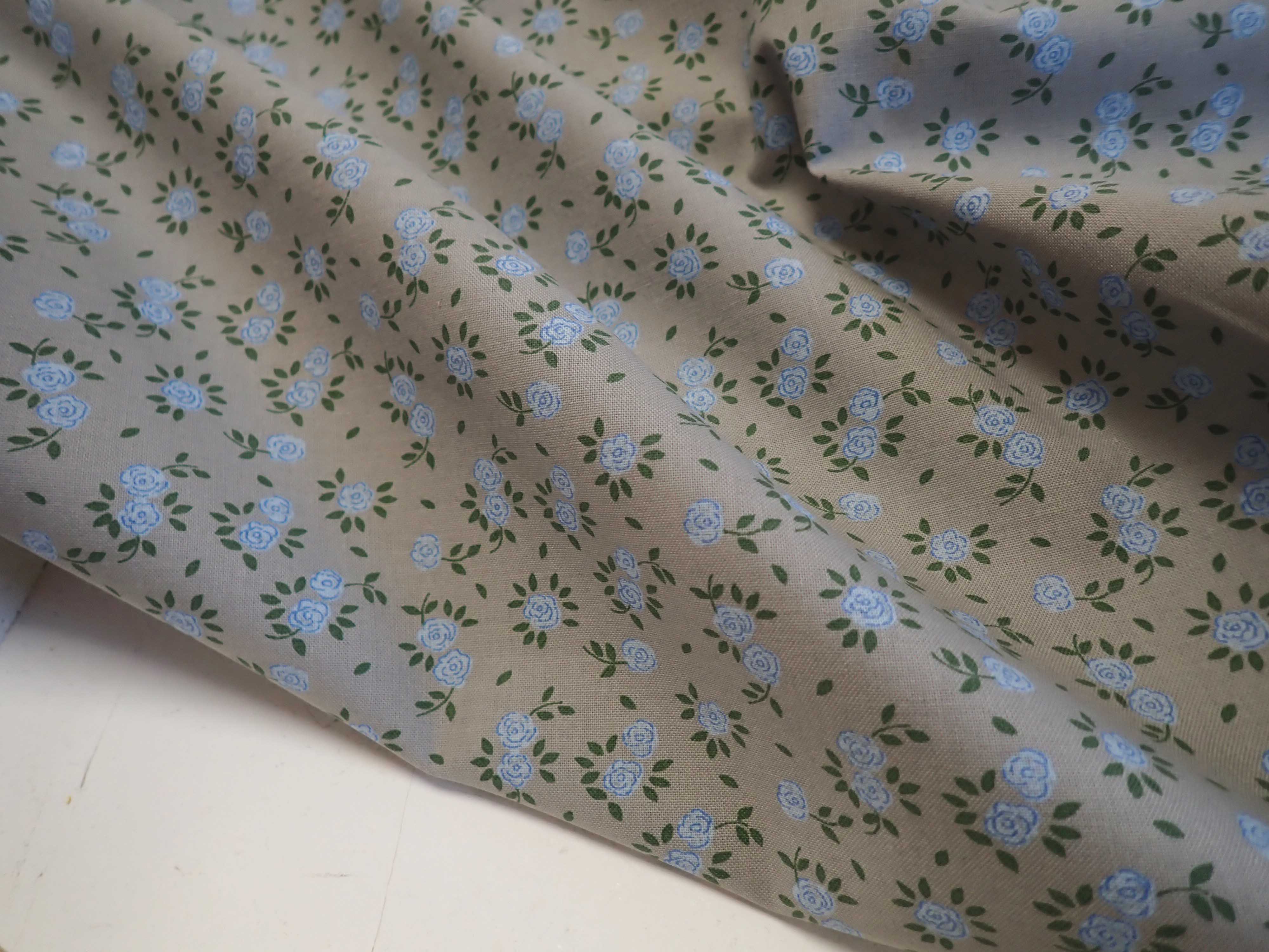 LÁTKA - ŠEDÁ + MODRÉ KYTIČKY