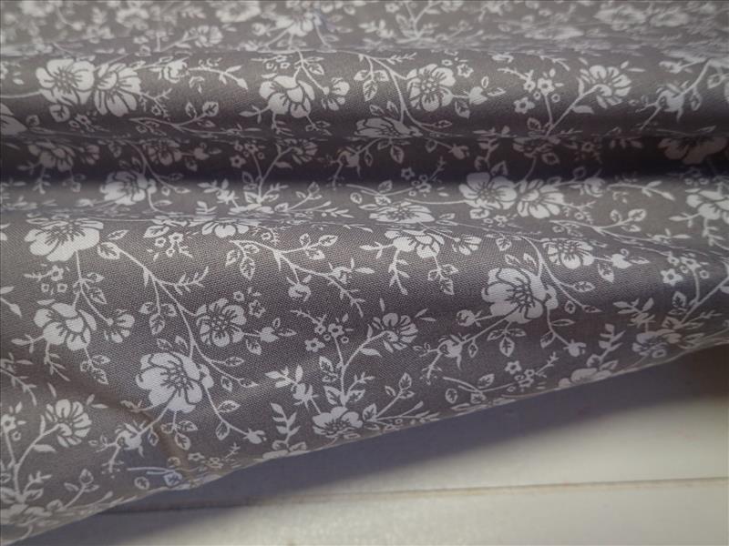 LÁTKA - ŠEDÁ + BÍLÉ KYTIČKY