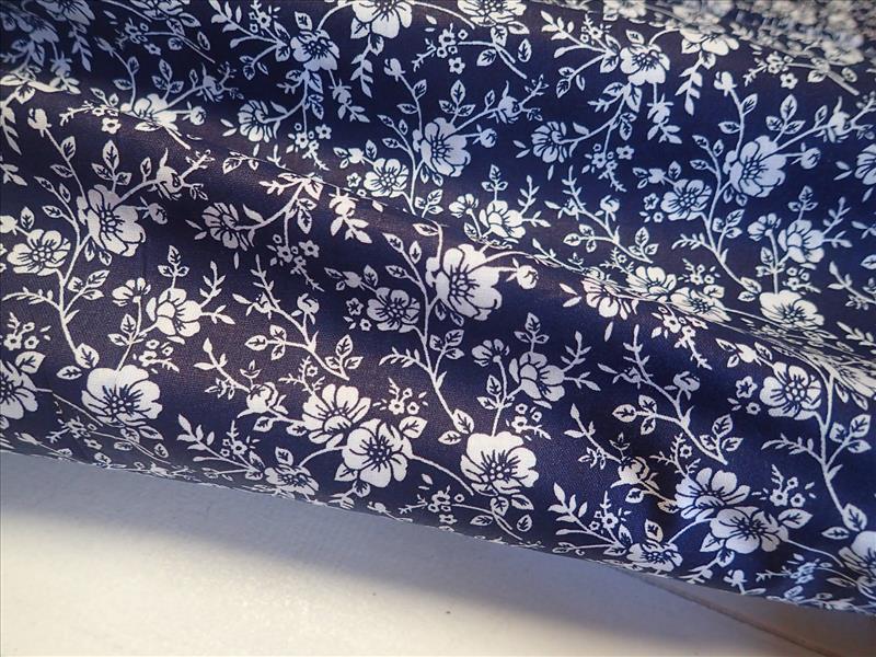 LÁTKA - TMAVĚ MODRÁ + BÍLÉ KYTIČKY