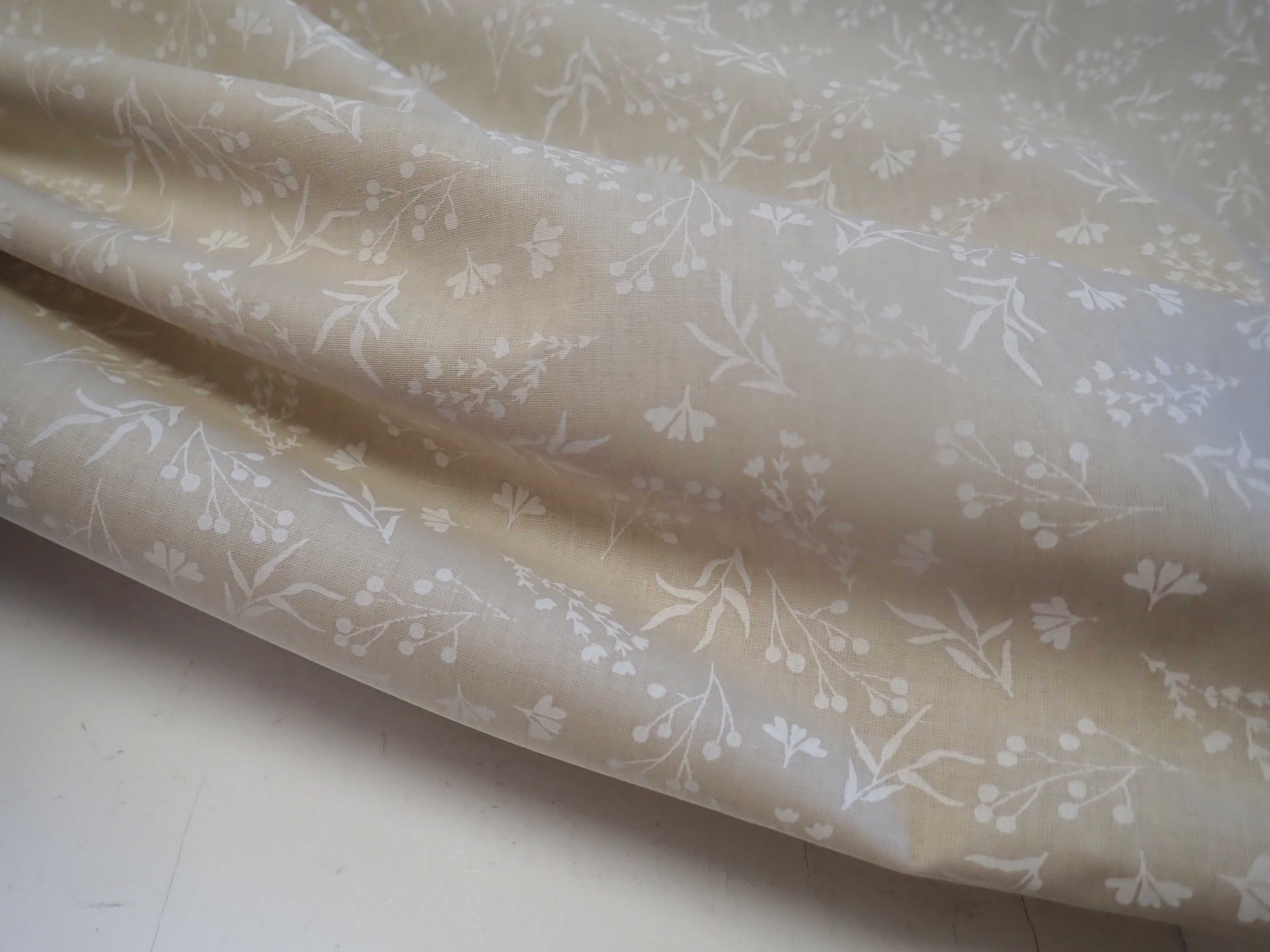 LÁTKA - BÉŽOVÁ + BÍLÉ KYTIČKY