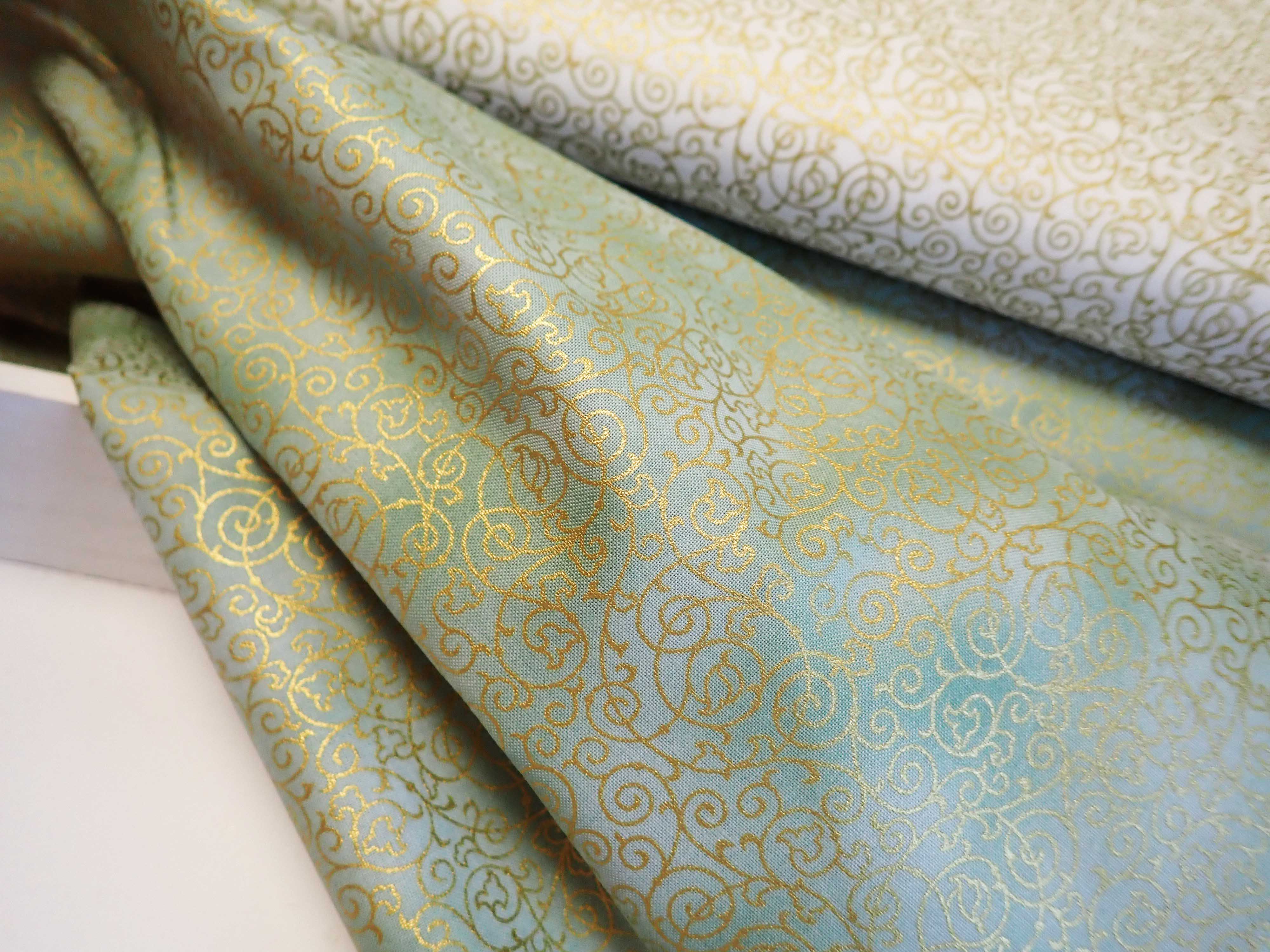 LÁTKA - VÁNOČNÍ - MENTOLOVÁ + ZLATÉ ORNEMENTY