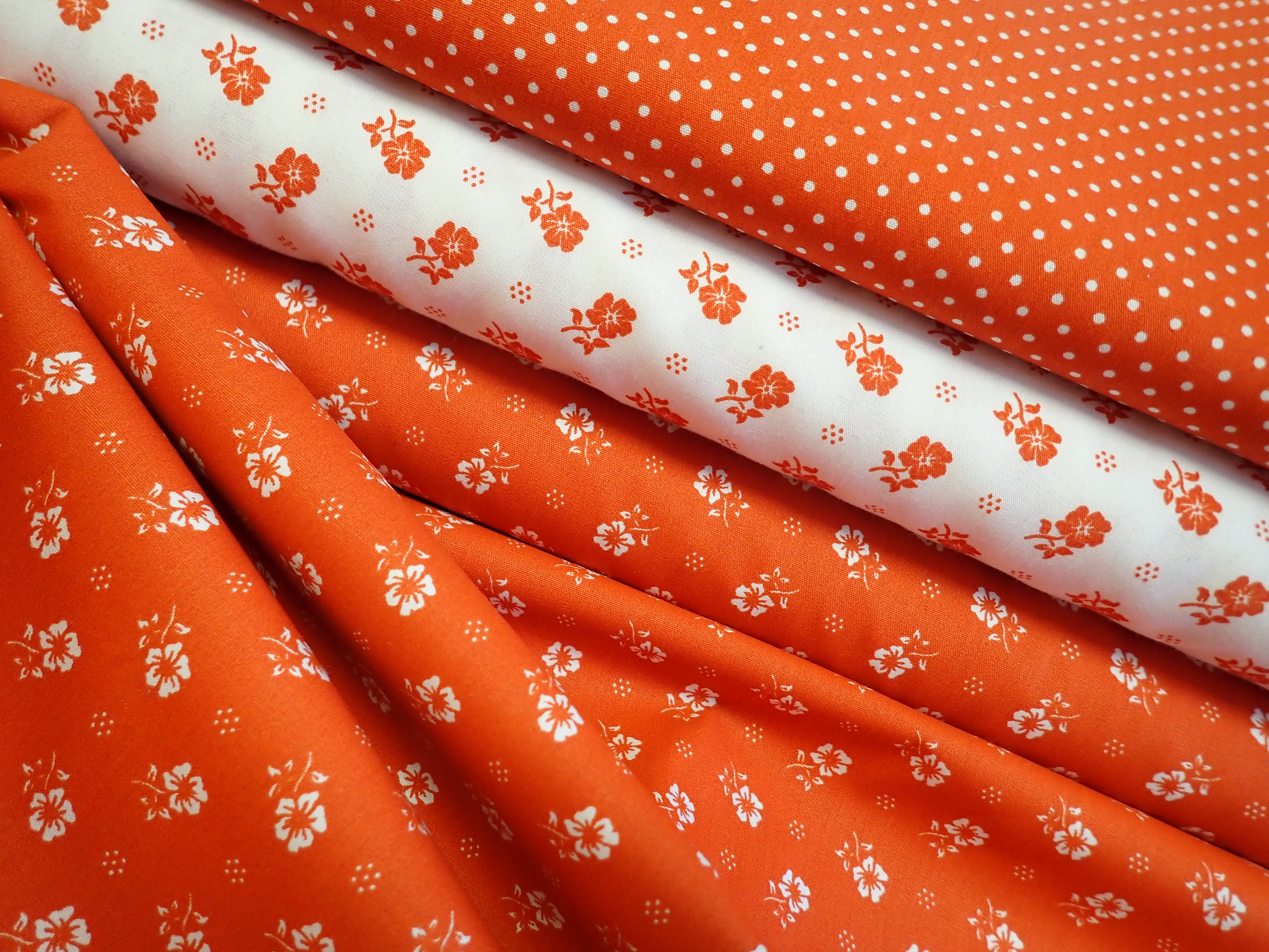 LÁTKA - TERAKOTA + BÍLÉ KYTIČKY