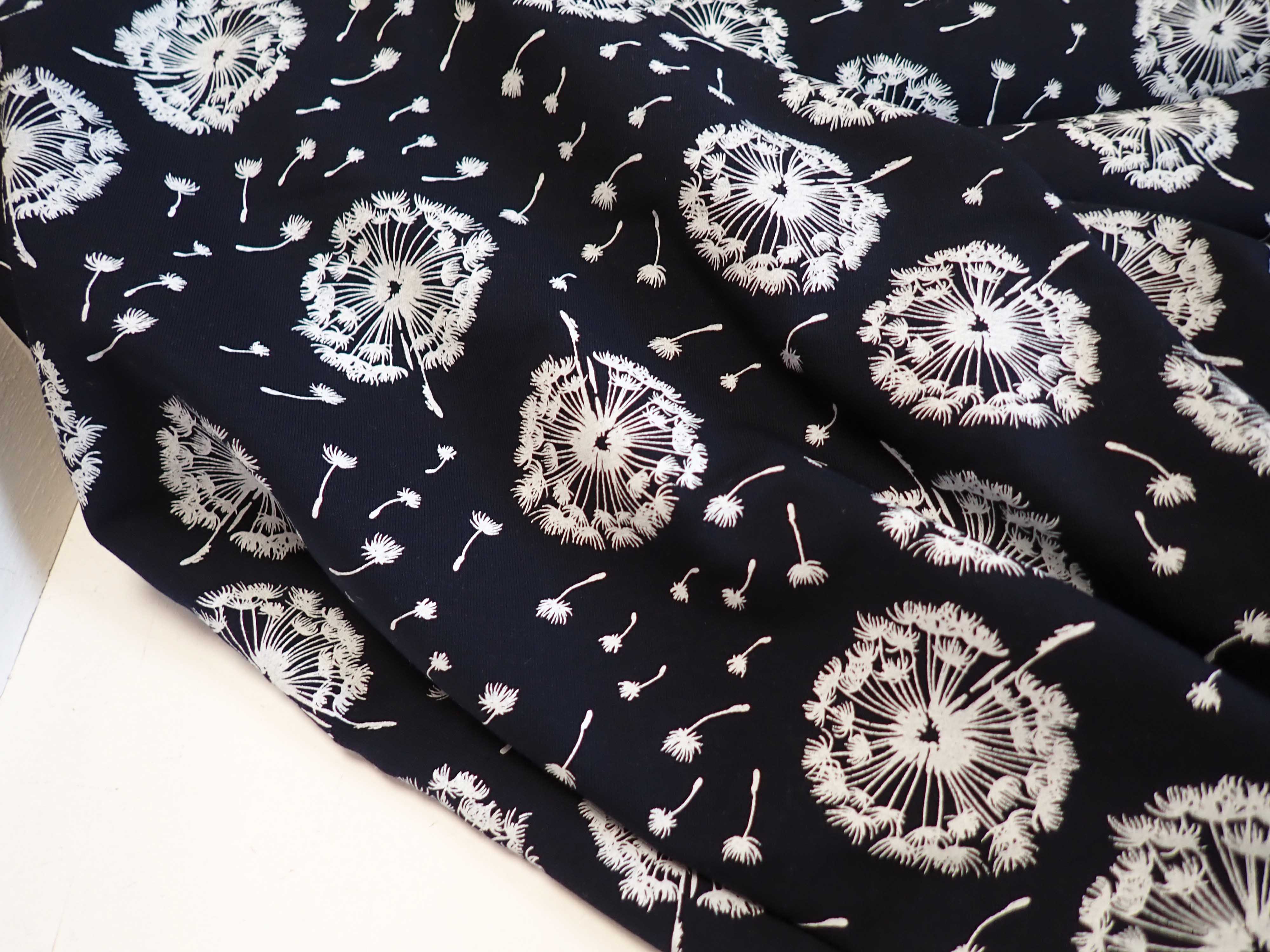 TEPLÁKOVINA - TEMNĚ MODRÁ + BÍLÉ CHMÝŘÍ