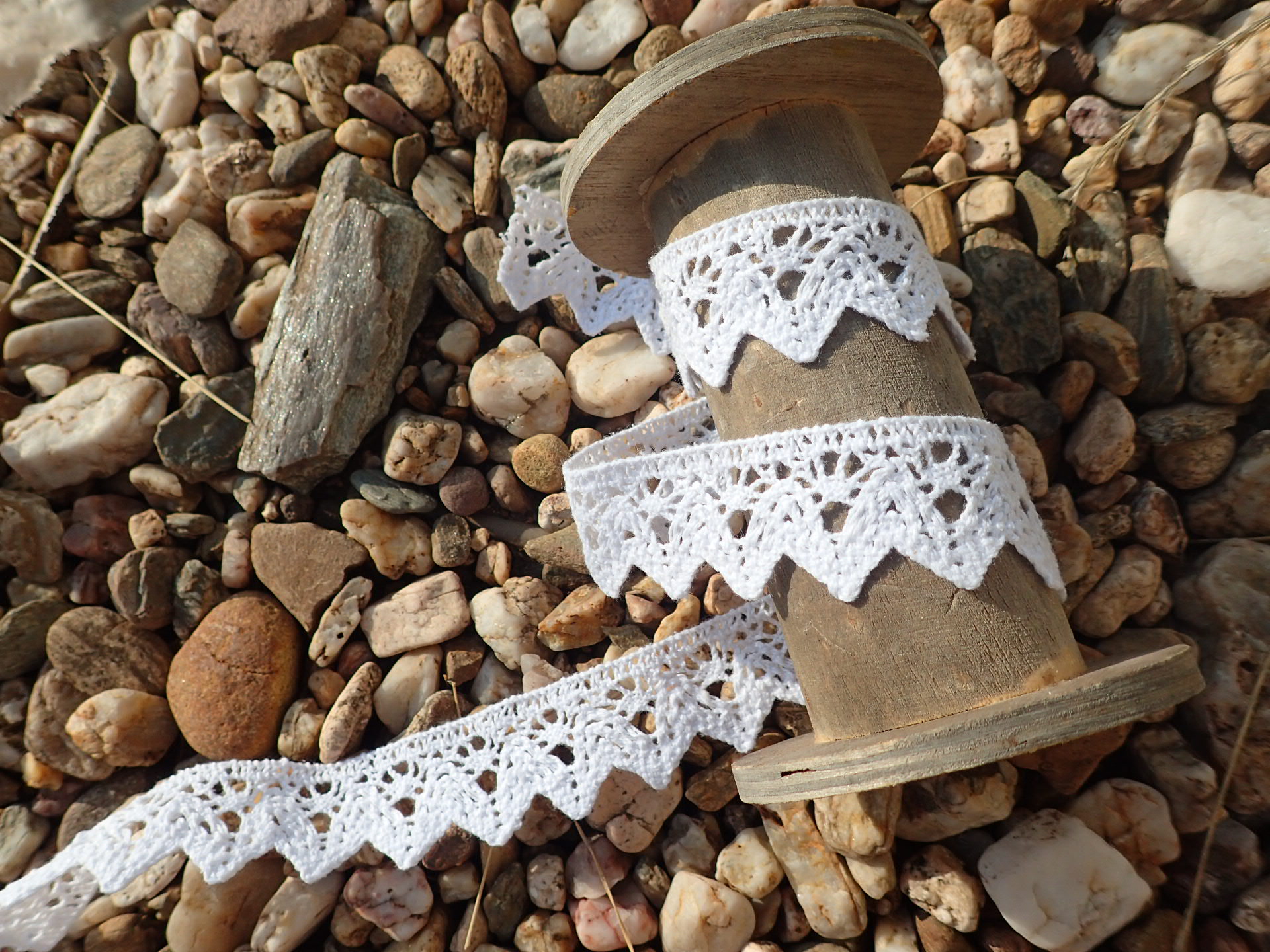 BÍLÁ PALIČKOVANÁ KRAJKA ŠÍŘE 25 MM