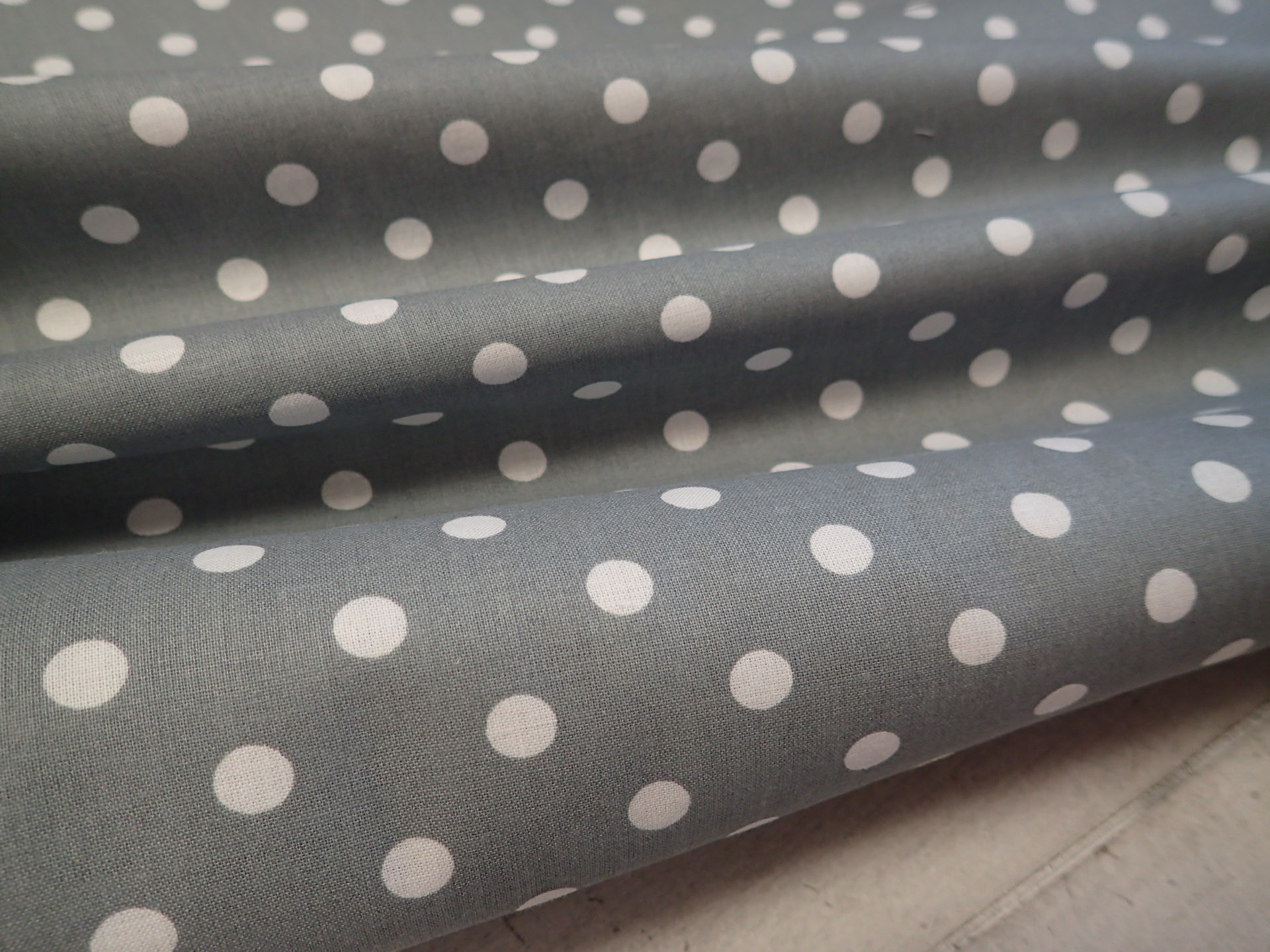 LÁTKA  -  ŠEDÝ PUNTÍK - 8 MM