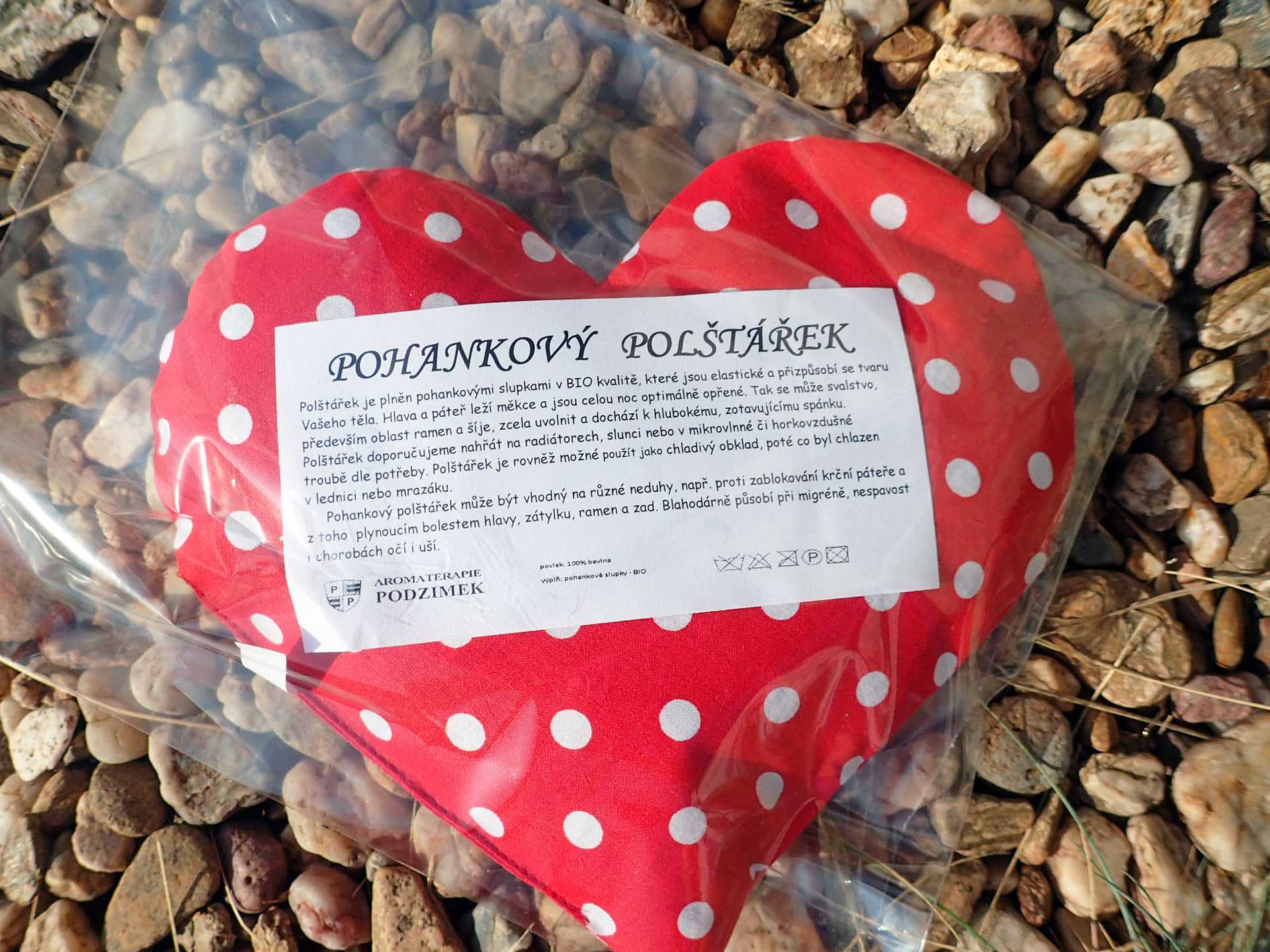NAHŘÍVACÍ POHANKOVÝ POLŠTÁŘEK - SRDÍČKO - ČERVENÝ PUNTÍK