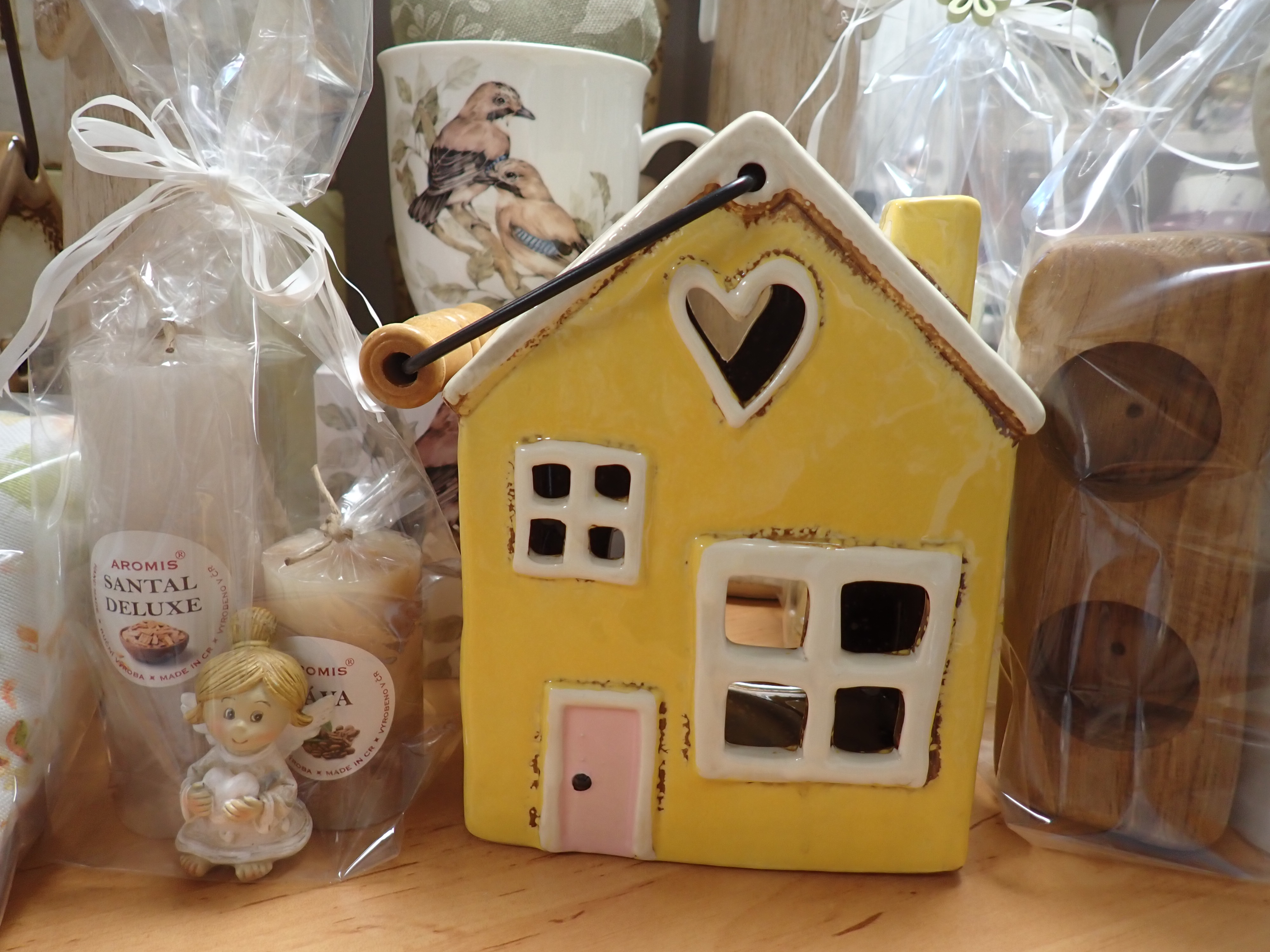 DEKORACE - KERAMICKÝ DOMEČEK - ŽLUTÝ