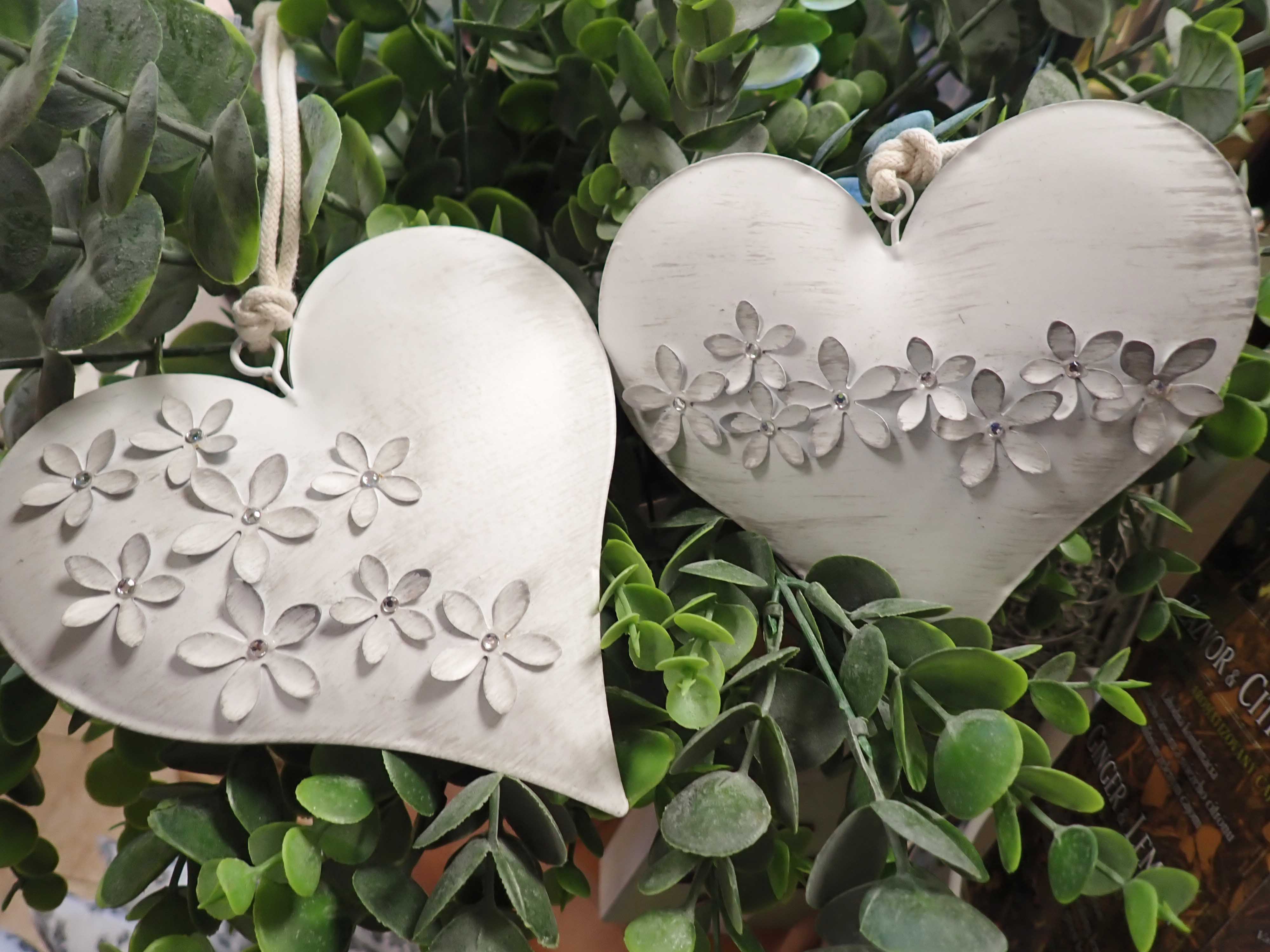 DEKORACE - PLECHOVÁ SRDÍČKA S KYTIČKAMI