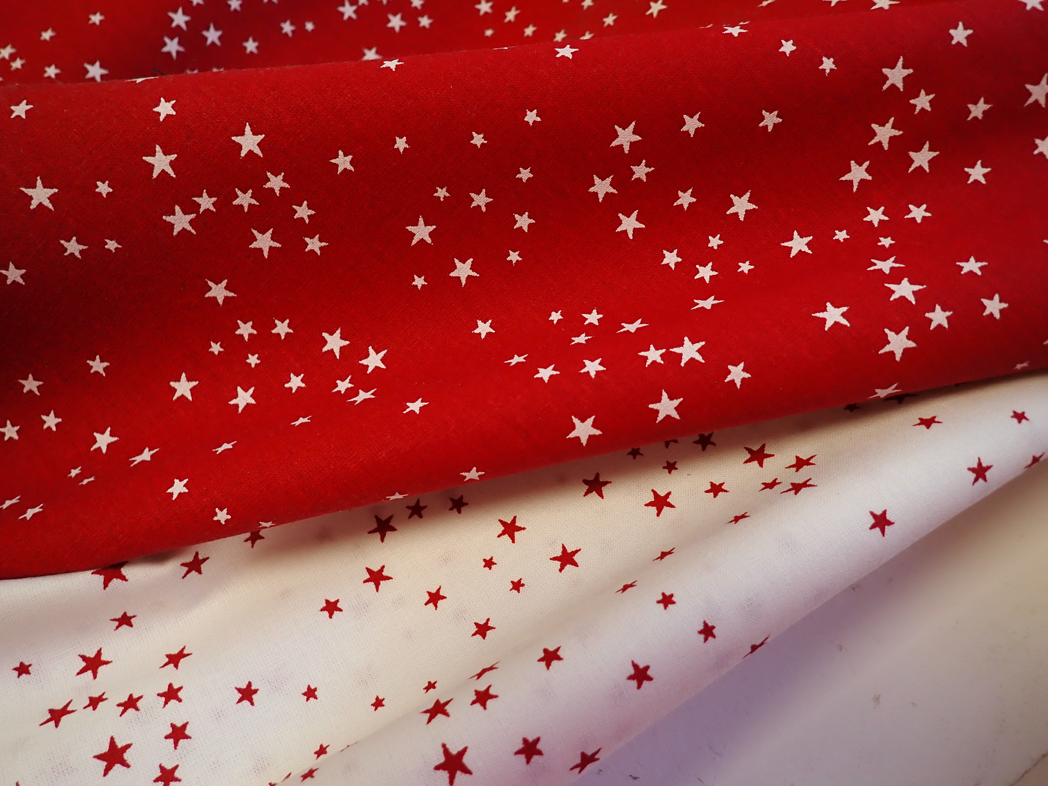 LÁTKA - VÁNOČNÍ - BÍLÁ + ČERVENÉ HVĚZDIČKY