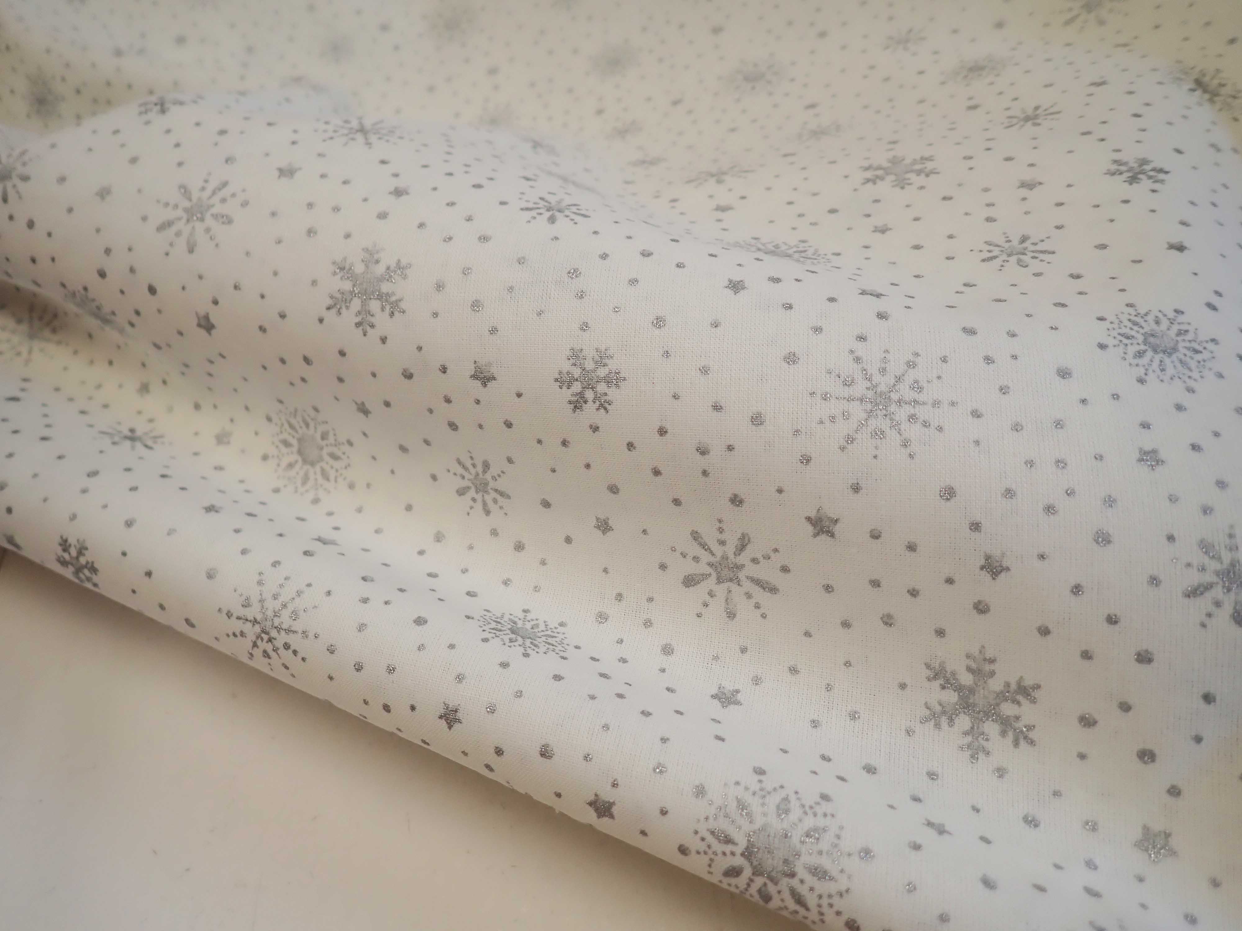 LÁTKA - VÁNOČNÍ - STŘÍBRNÉ VLOČKY