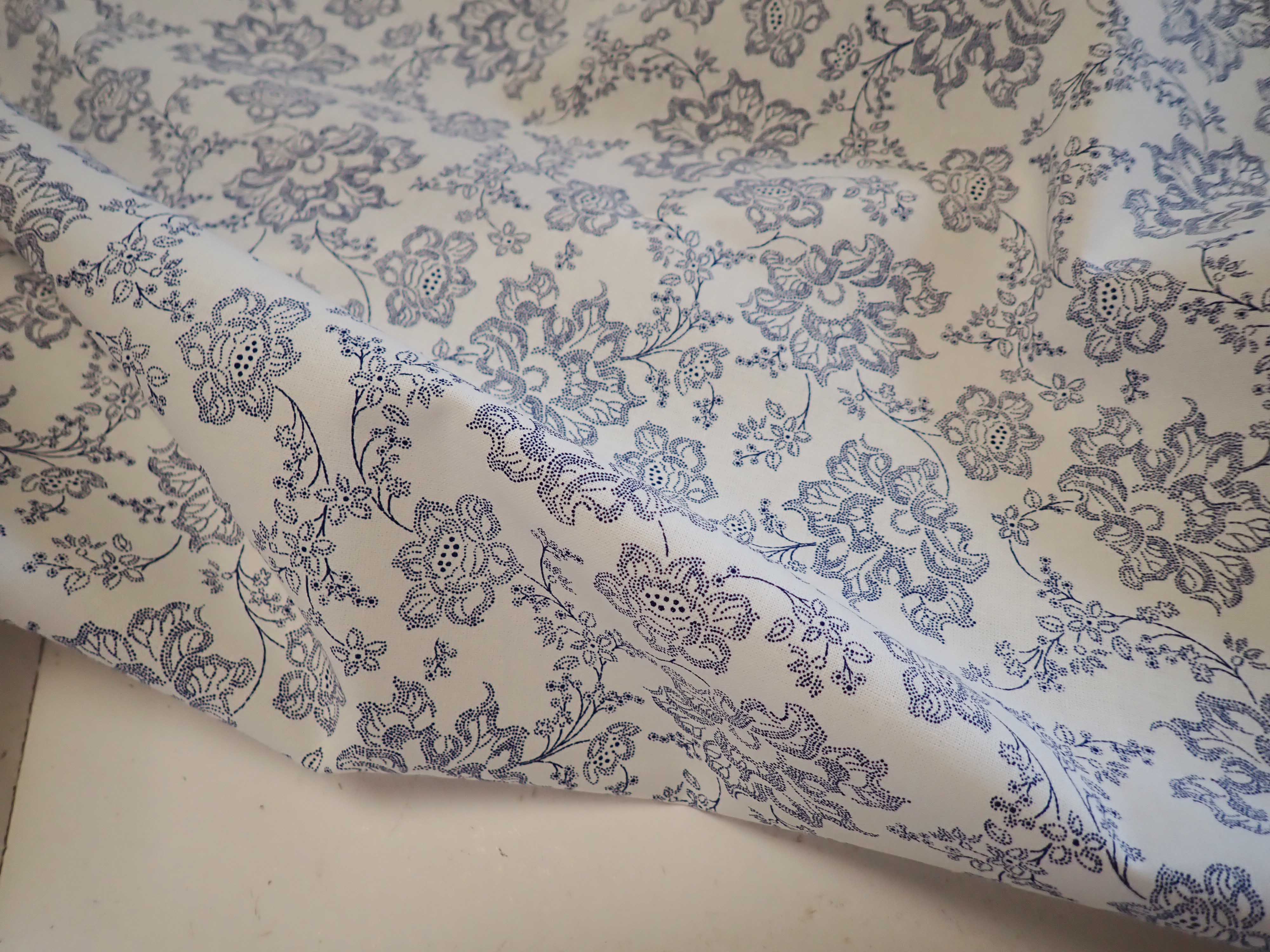 LÁTKA - BÍLÁ + TMAVĚ MODRÉ KVĚTY