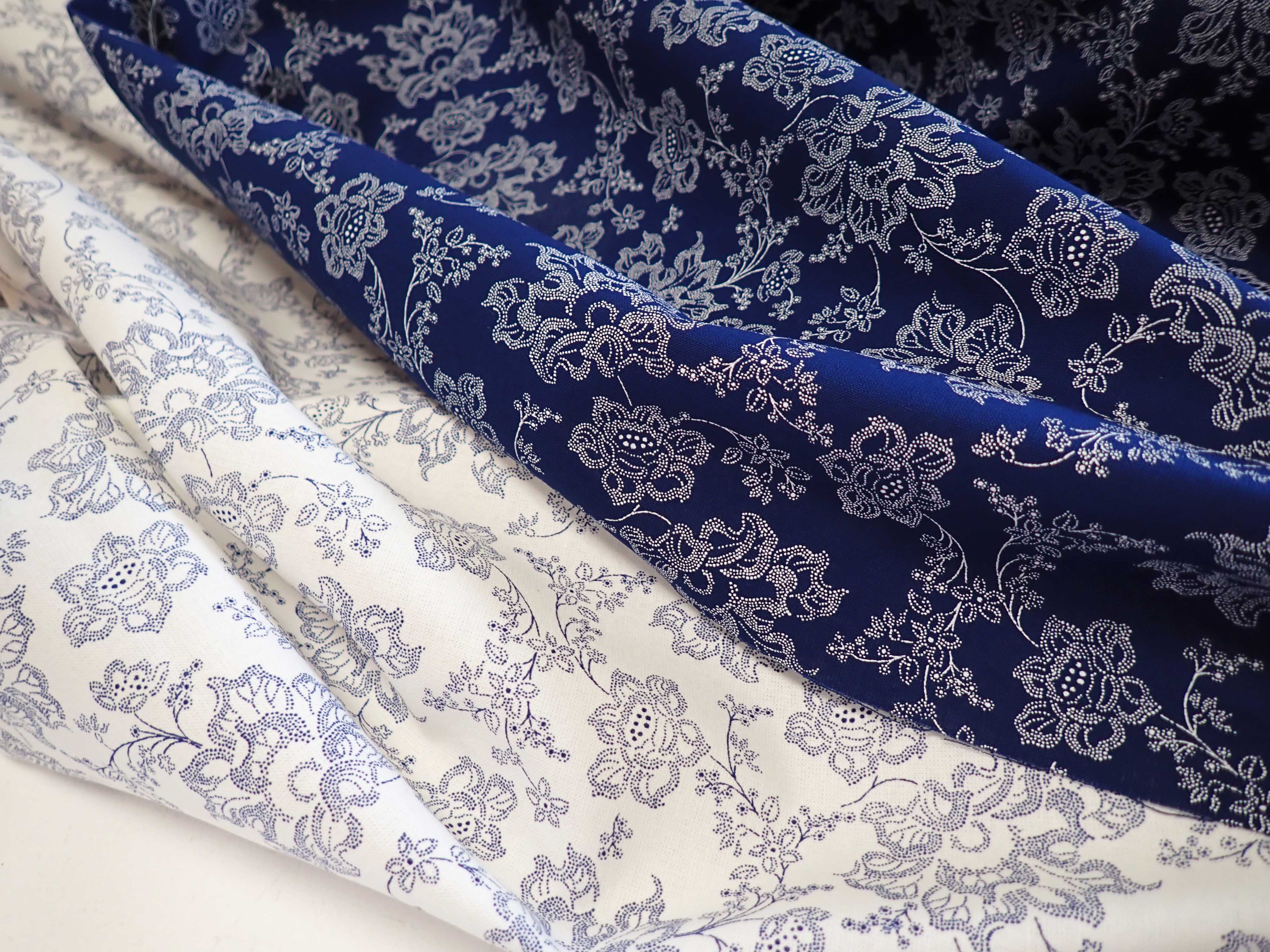 LÁTKA - TMAVĚ MODRÁ + BÍLÉ KVĚTY