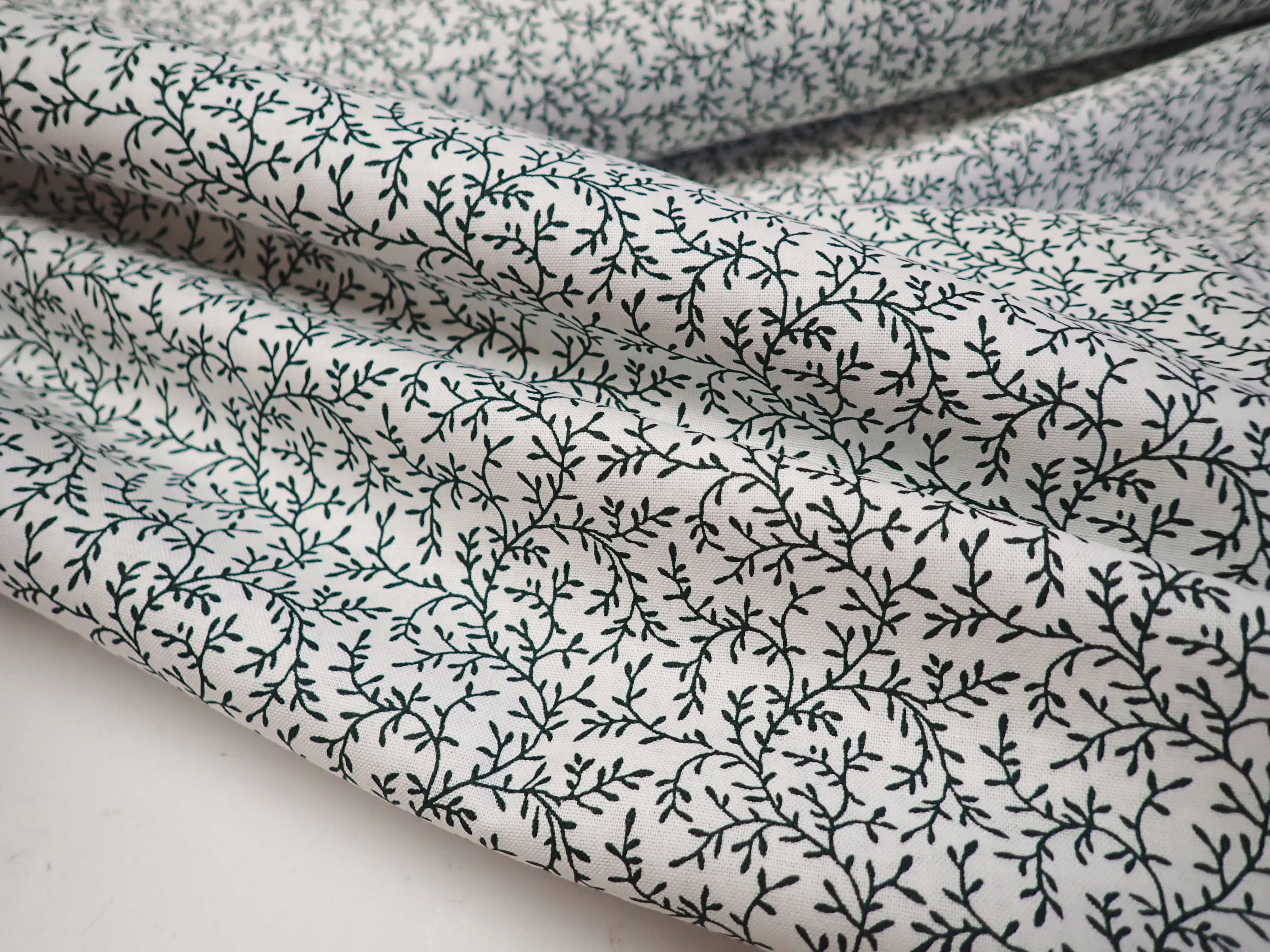 LÁTKA - TMAVĚ ZELENÉ VĚTVIČKY