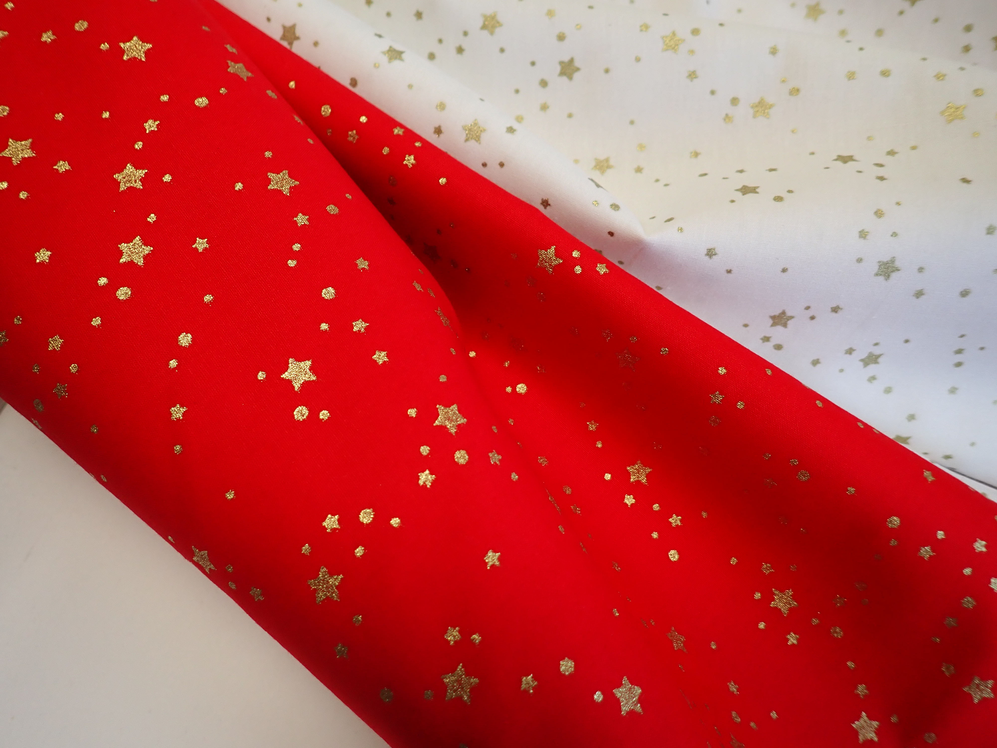 LÁTKA - VÁNOČNÍ - ČERVENÁ + ZLATÉ HVĚZDIČKY