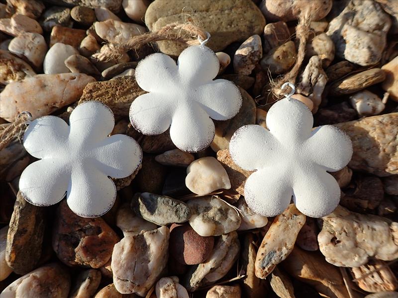 DEKORACE - PLECHOVÁ KYTIČKA - BÍLÁ