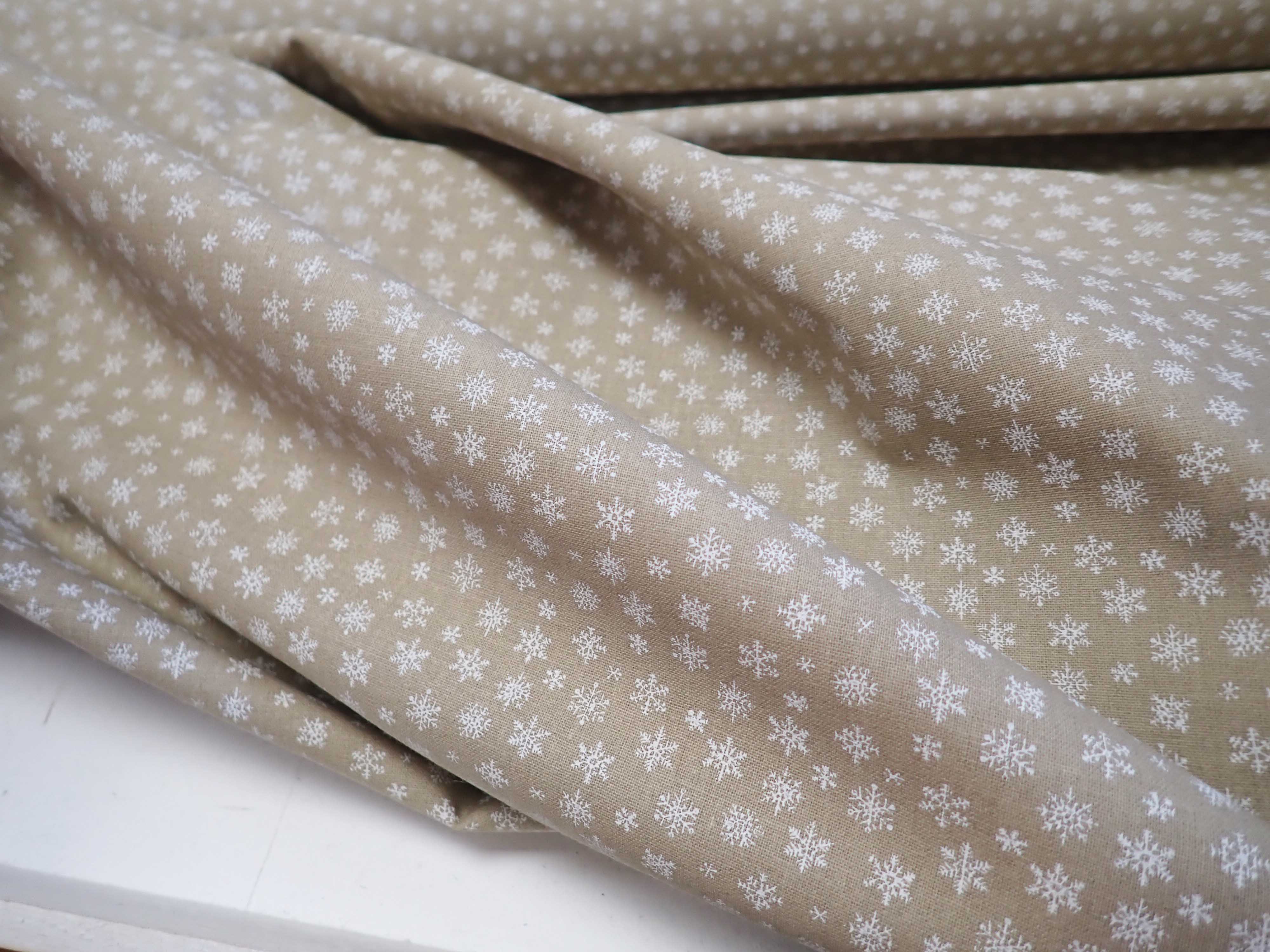 LÁTKA - VÁNOČNÍ - BÉŽOVÁ + BÍLÉ VLOČKY - DROBNÉ