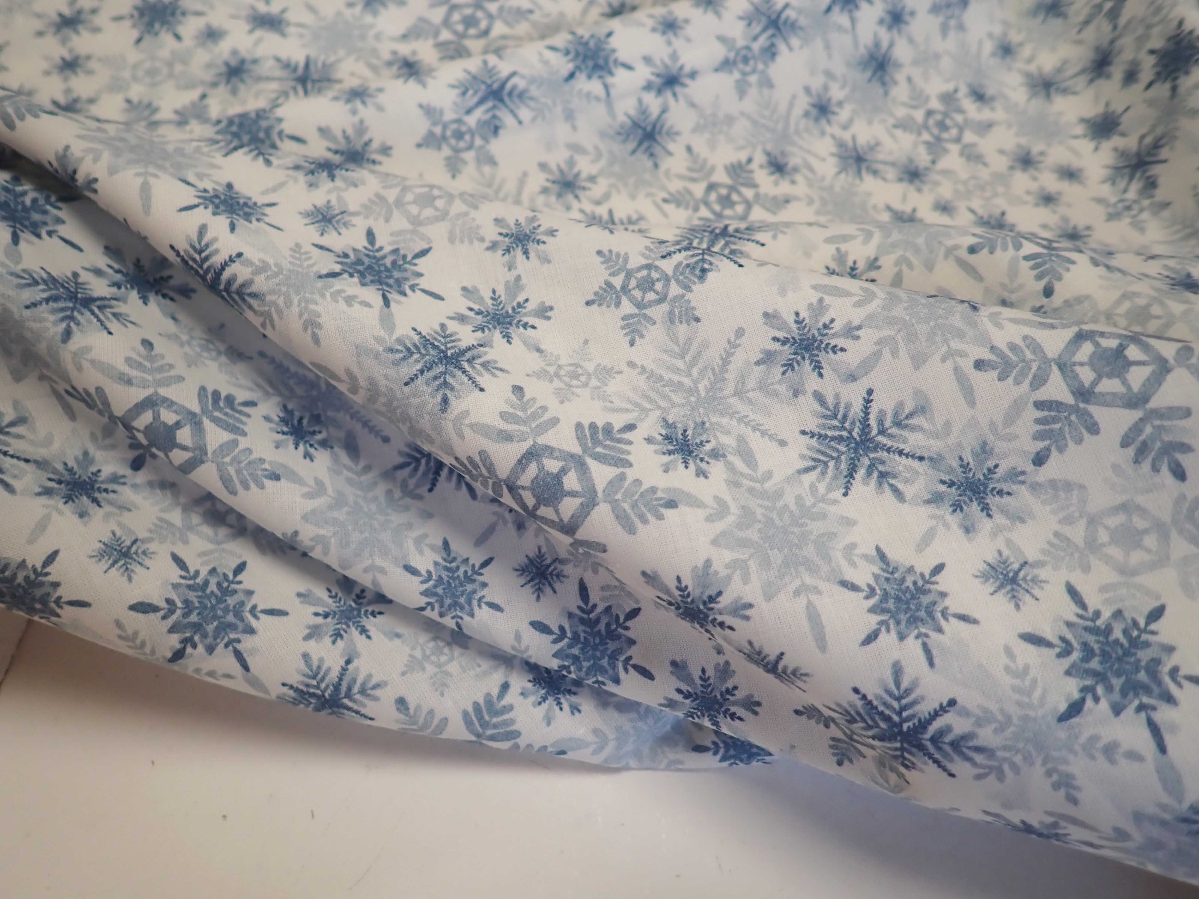 LÁTKA - VÁNOČNÍ - POPELÍN - VLOČKY