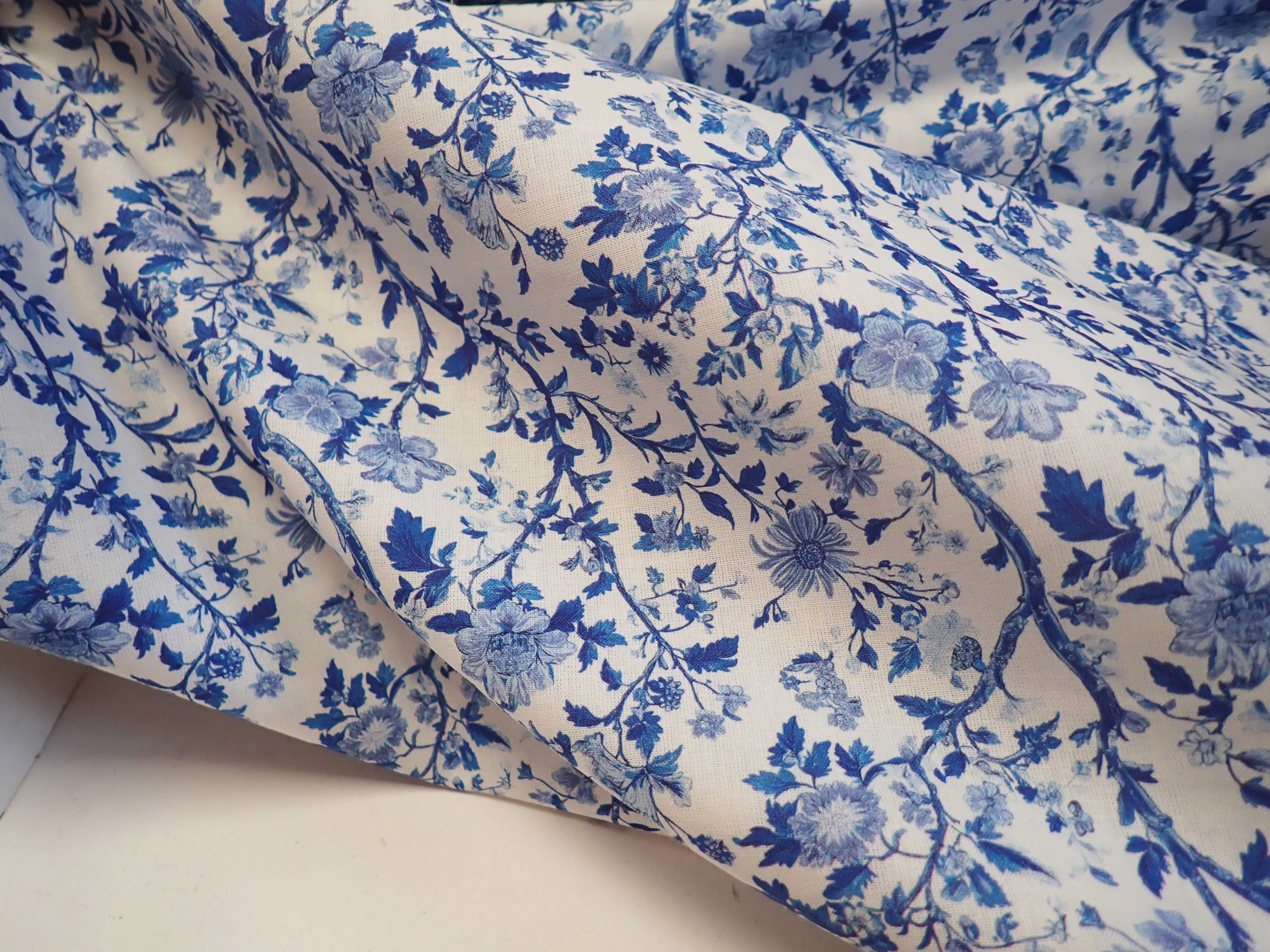 LÁTKA - POPELÍN - MODRÉ KYTIČKY