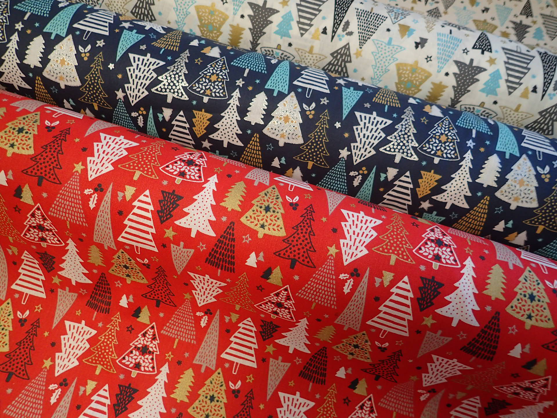 LÁTKA - VÁNOČNÍ - ČERVENÁ + STROMEČKY