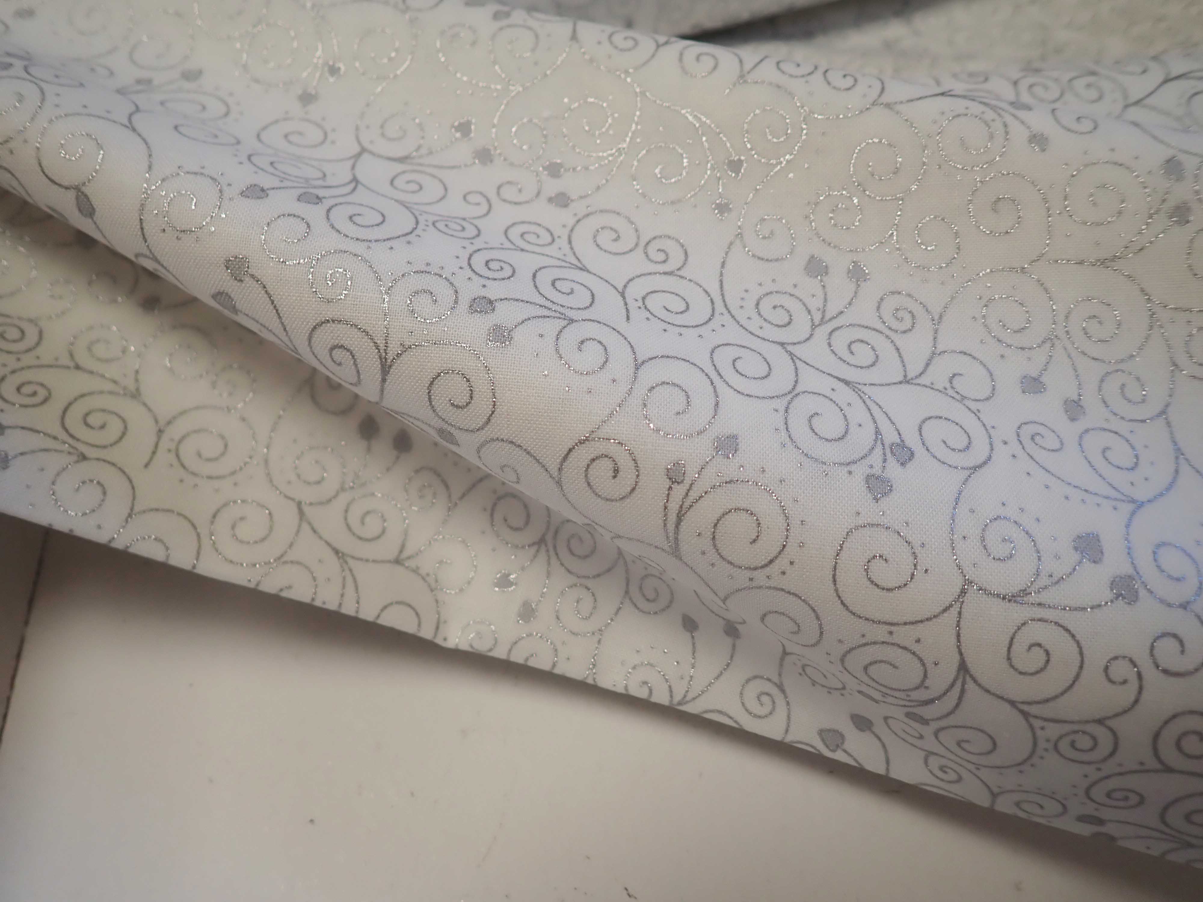 LÁTKA - VÁNOČNÍ - BÍLÁ + STŘÍBRNÉ ORNAMENTY