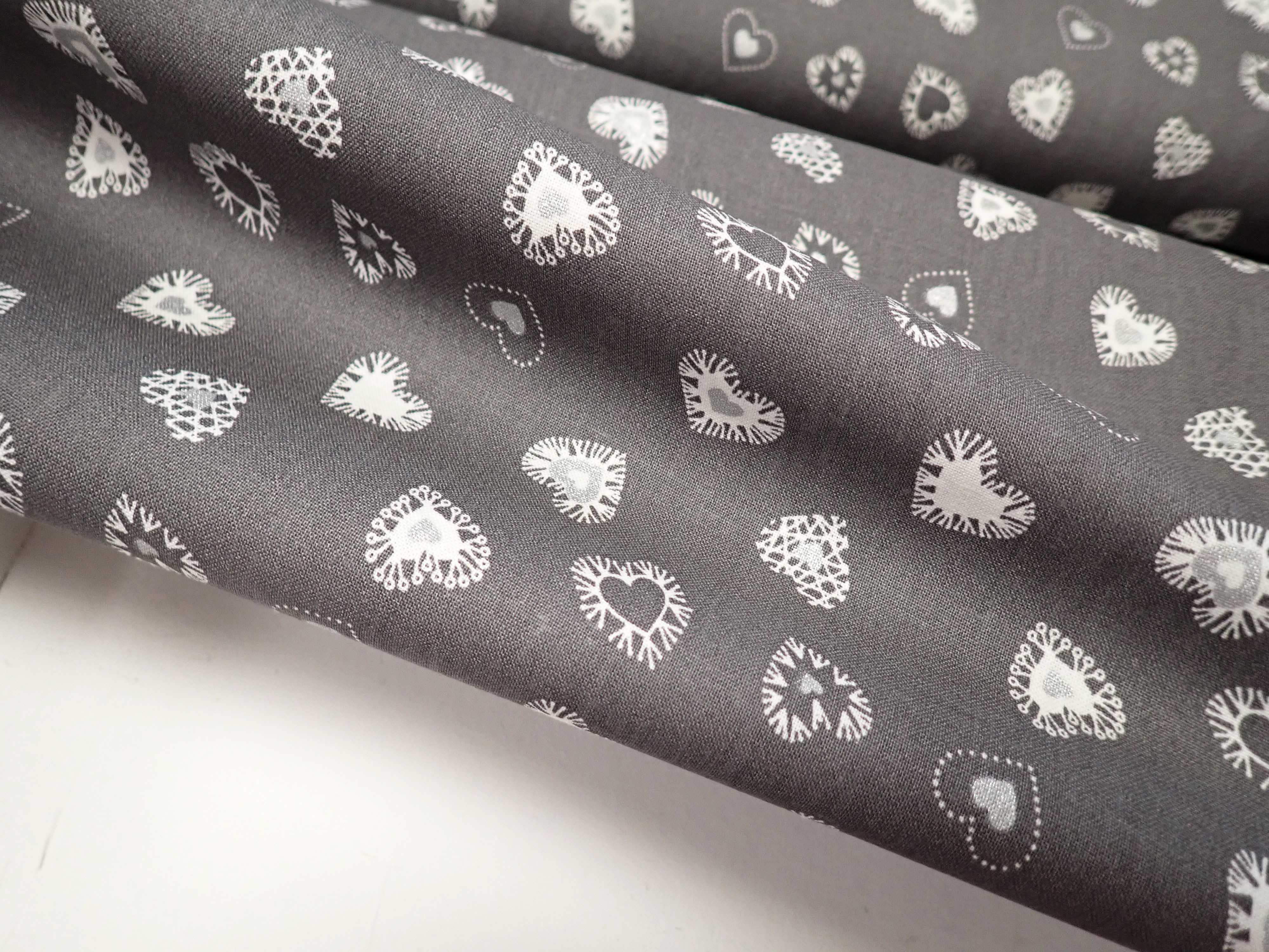 LÁTKA - VÁNOČNÍ - ŠEDÁ + BÍLÁ + STŘÍBRNÁ SRDÍČKA