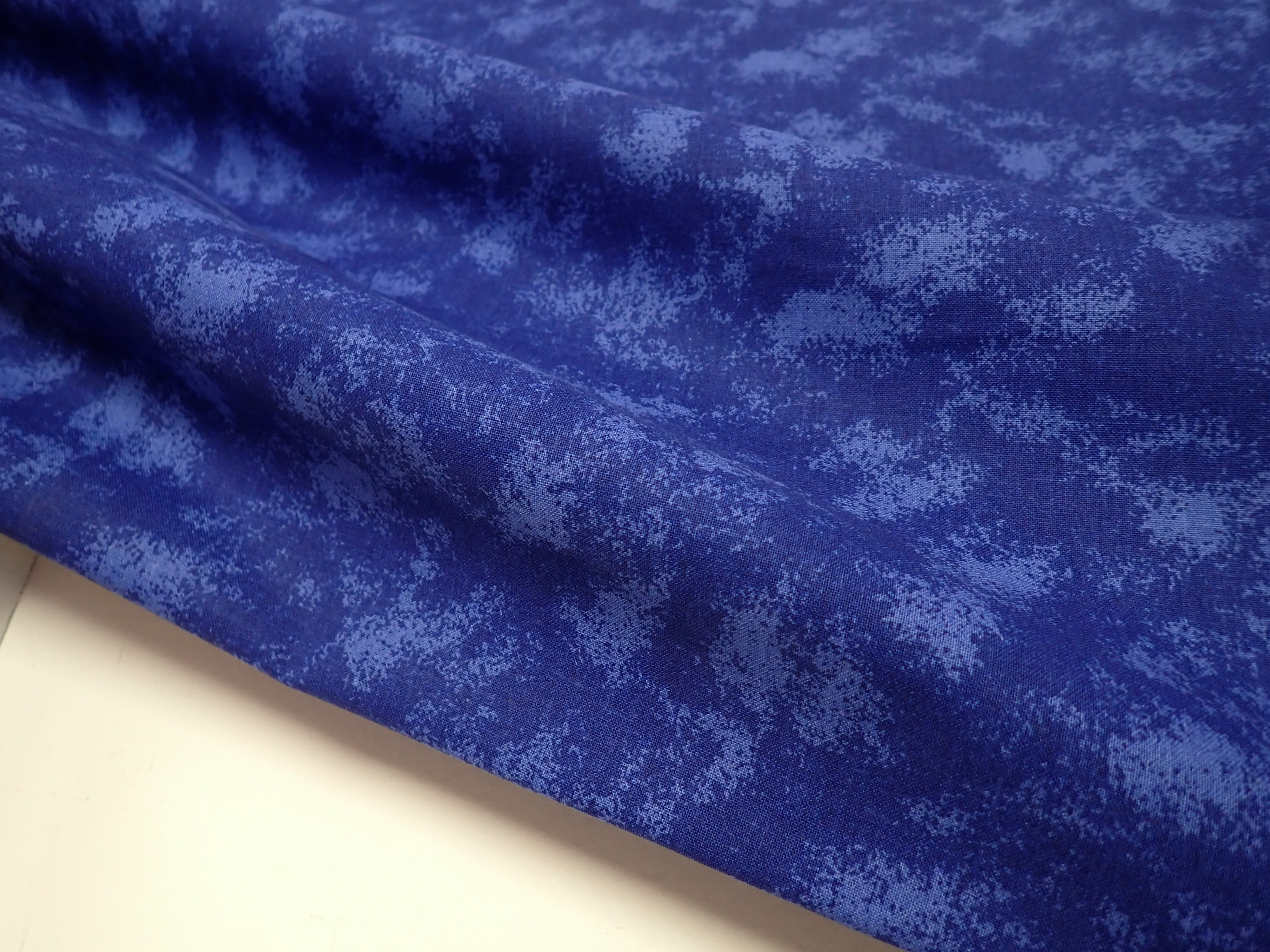 LÁTKA - TMAVĚ MODRÝ MRAMOR - ŠÍŘE 150 CM