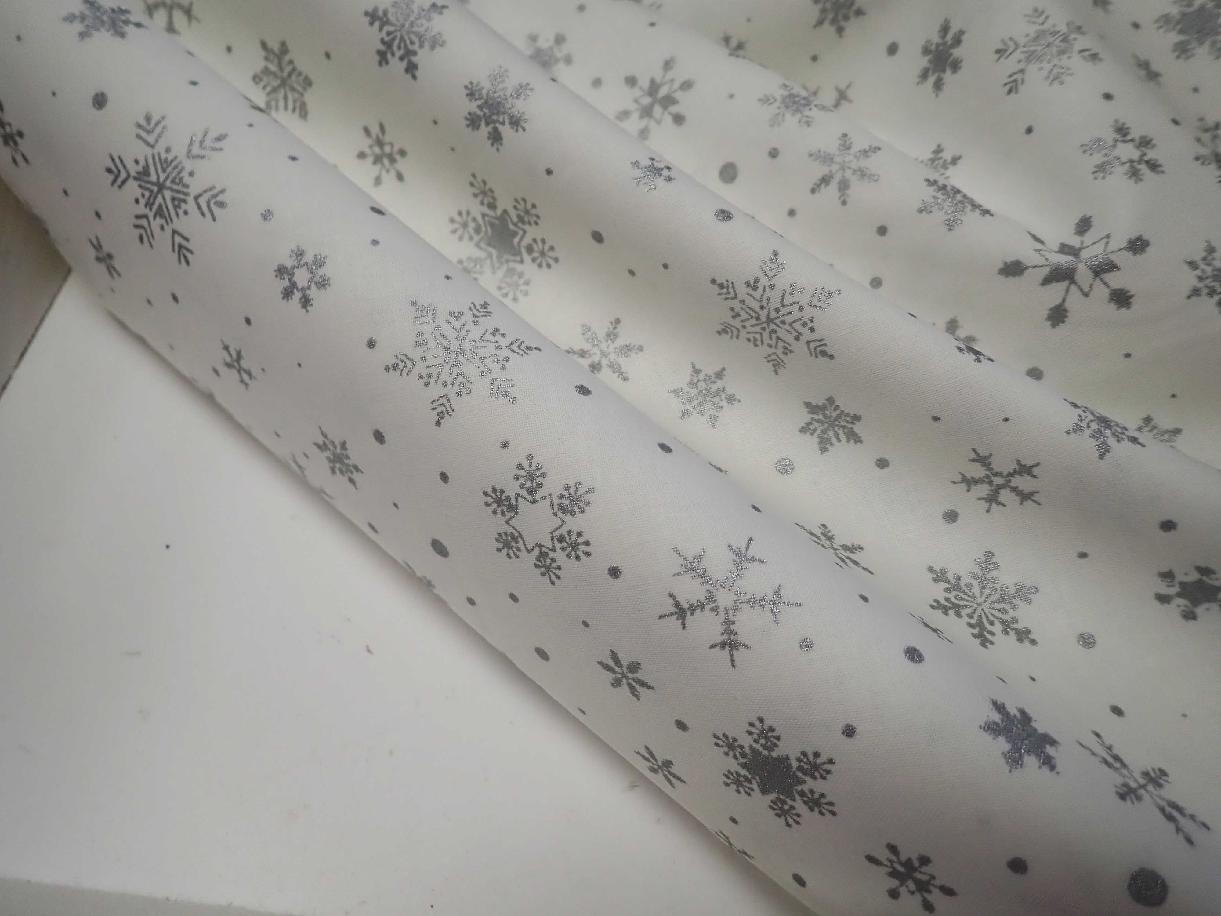 LÁTKA - VÁNOČNÍ - STŘÍBRNÉ VLOČKY - GLITRY