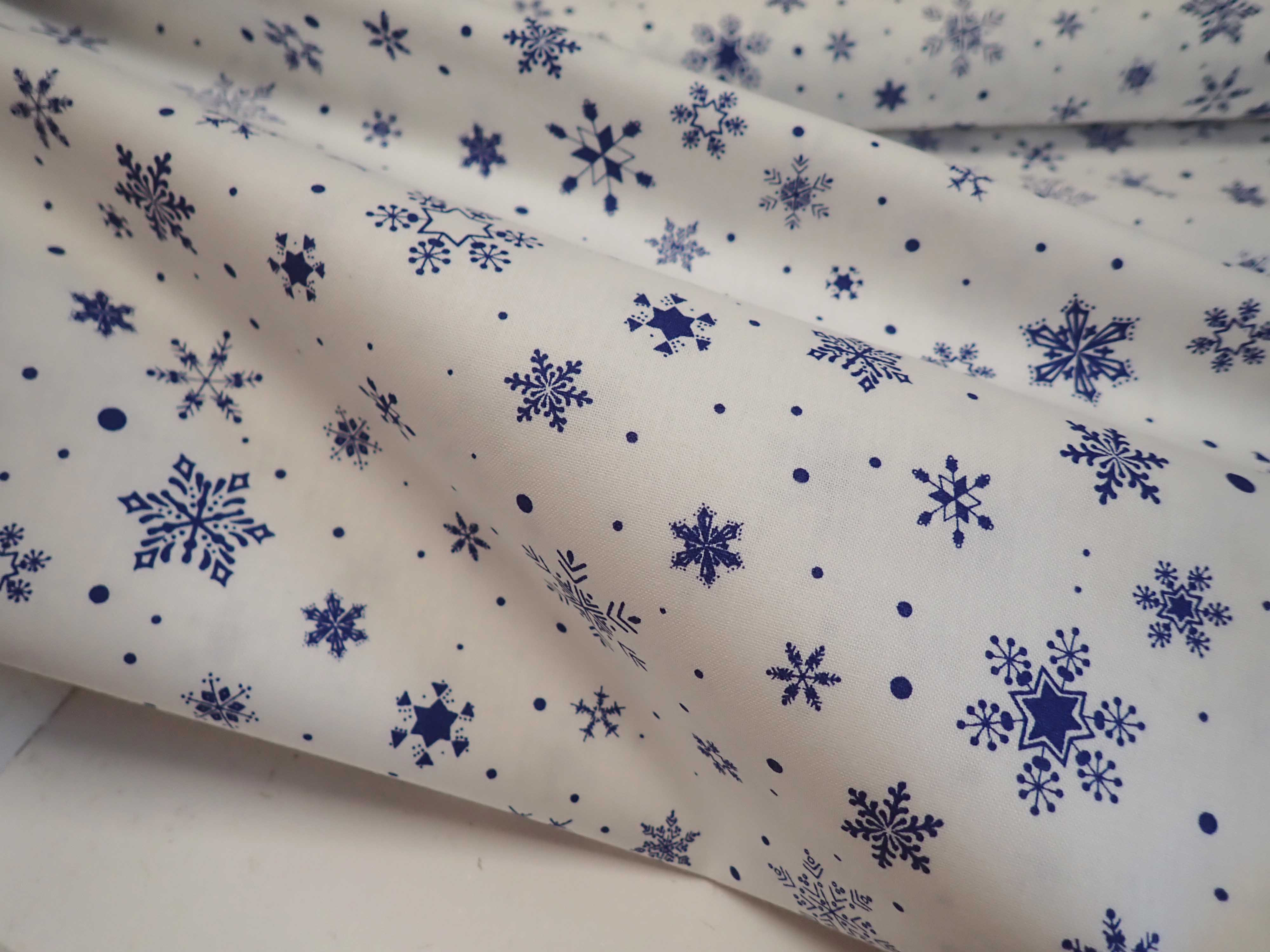 LÁTKA - VÁNOČNÍ - MODRÉ VLOČKY