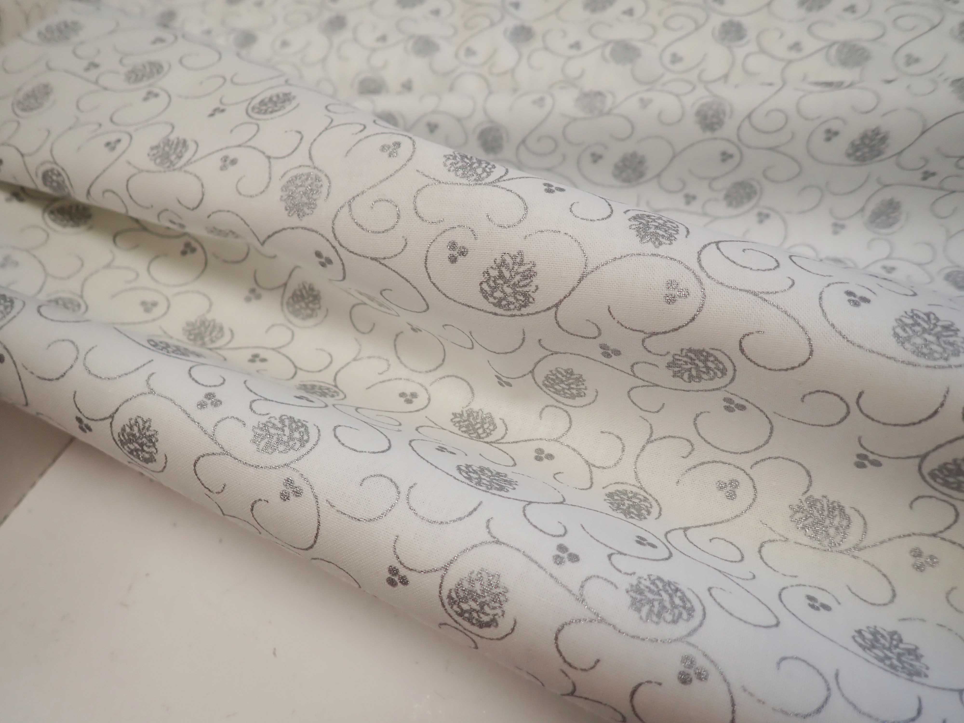 LÁTKA - VÁNOČNÍ - STŘÍBRNÁ - ORNAMENTY + ŠIŠKY