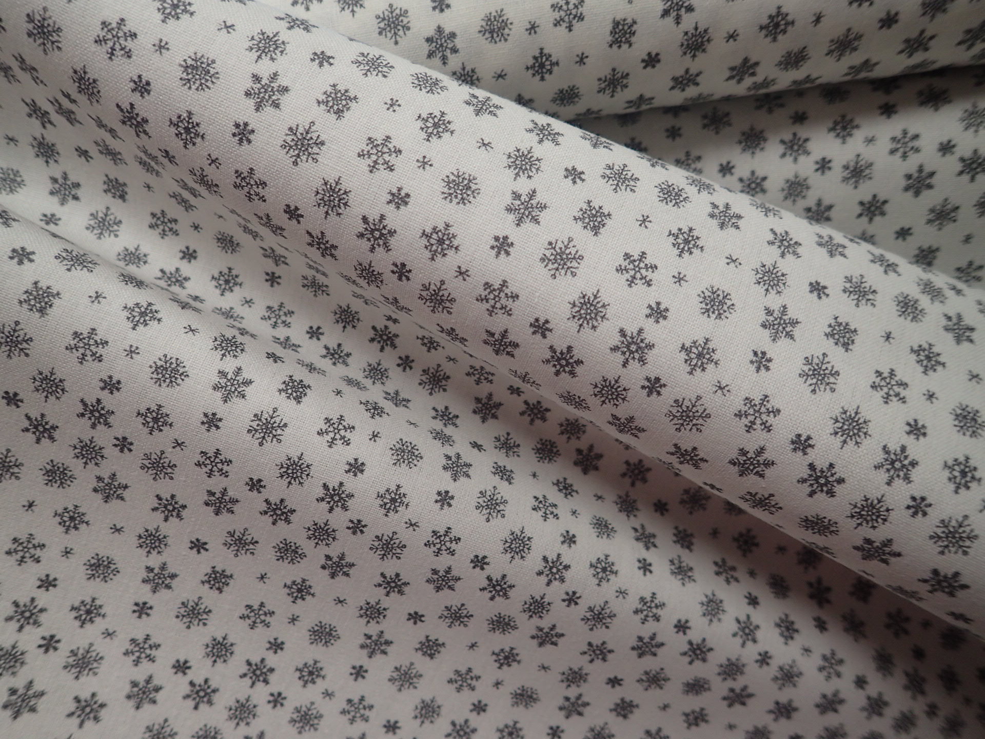 LÁTKA - VÁNOČNÍ - BÍLÁ + ŠEDÉ DRBONÉ VLOČKY