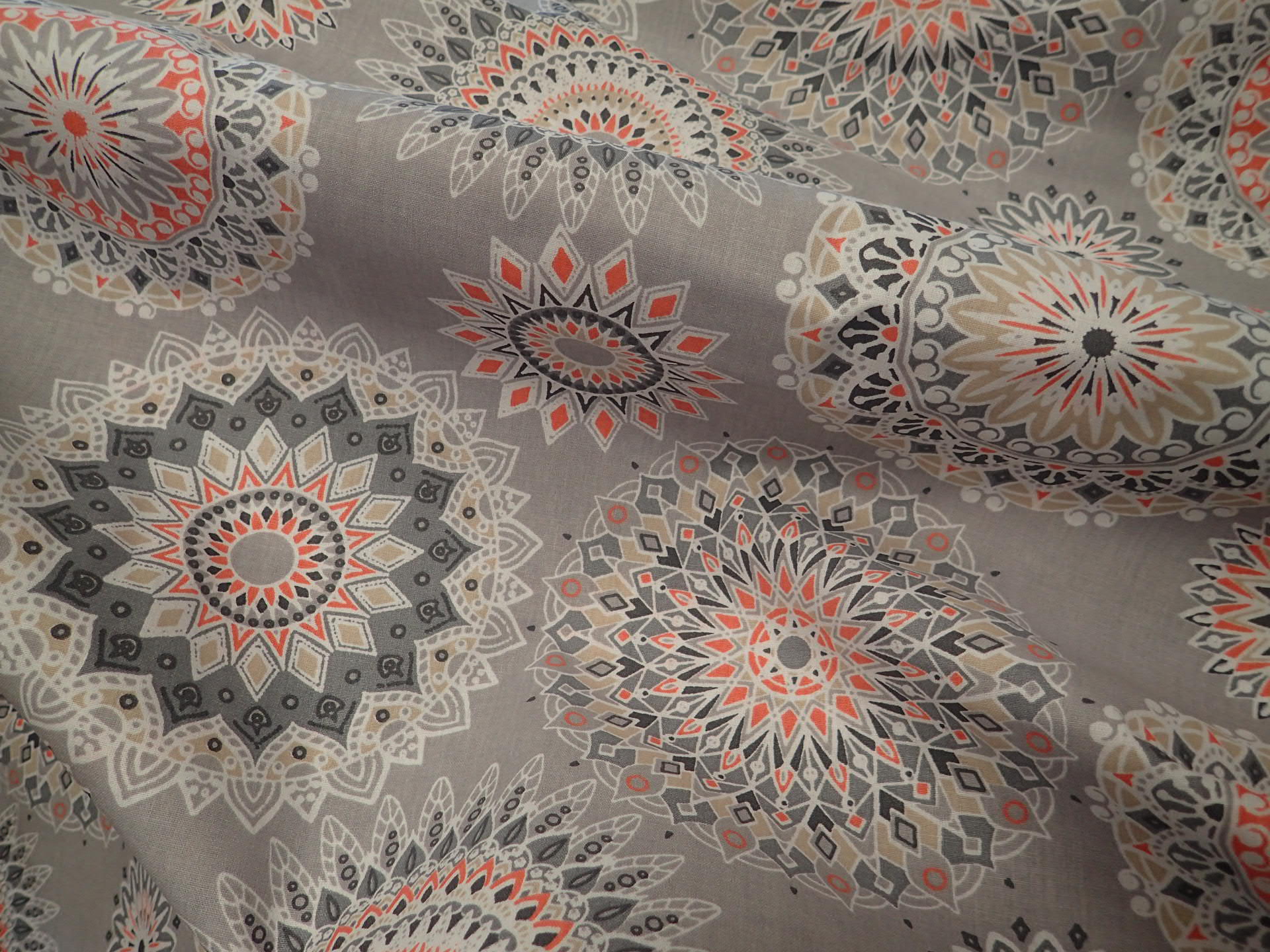 LÁTKA - MANDALY - ŠEDÁ + ORANŽOVÁ