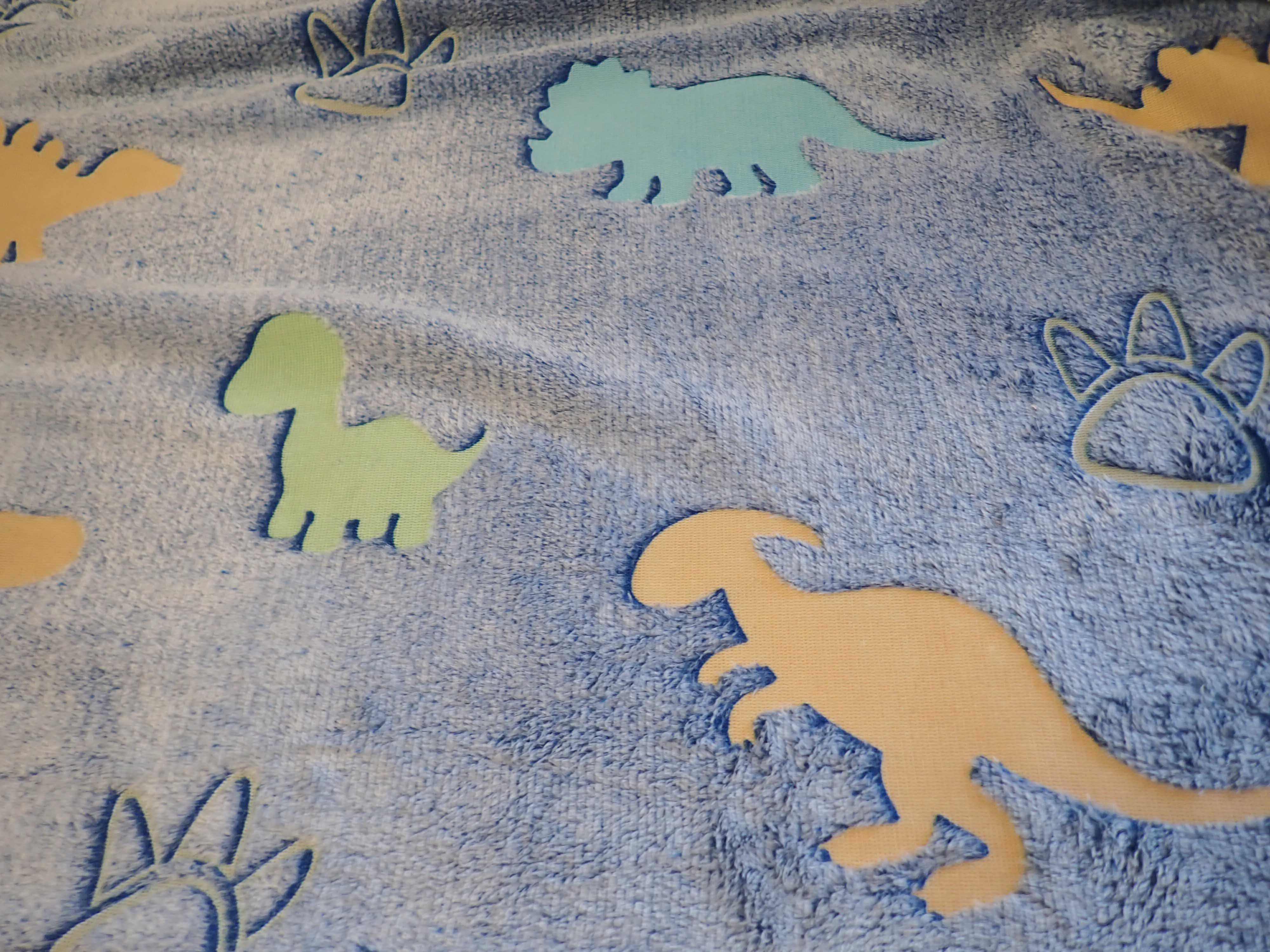 FLEECE SVÍTÍCÍ VE TMĚ - DINOSAUŘI
